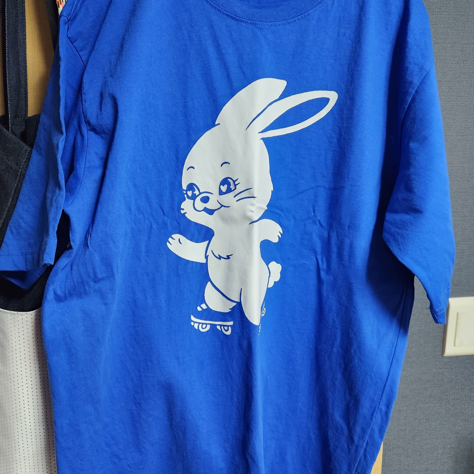 NewJeans T-Shirt Blue 착용 스타일