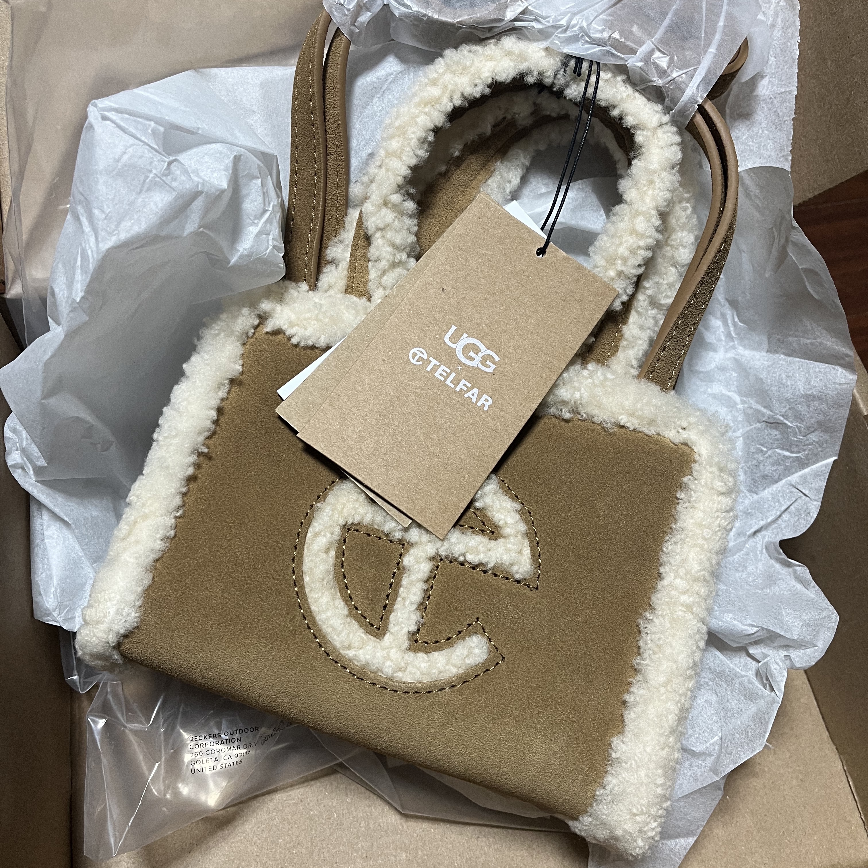 Telfar x UGG Small Shopping Bag Chestnut 착용 스타일