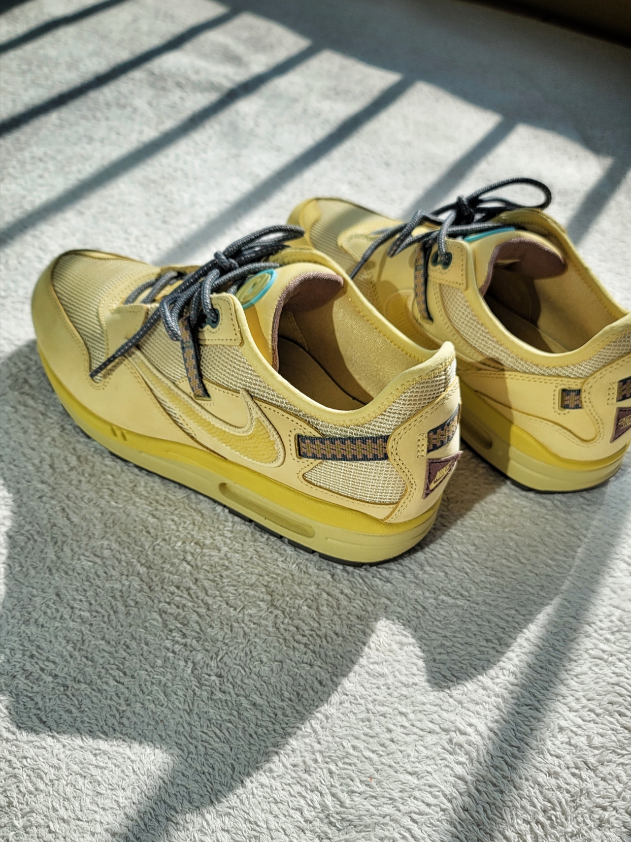 Nike x Travis Scott Air Max 1 Cact.us Gold 착용 스타일 - 3