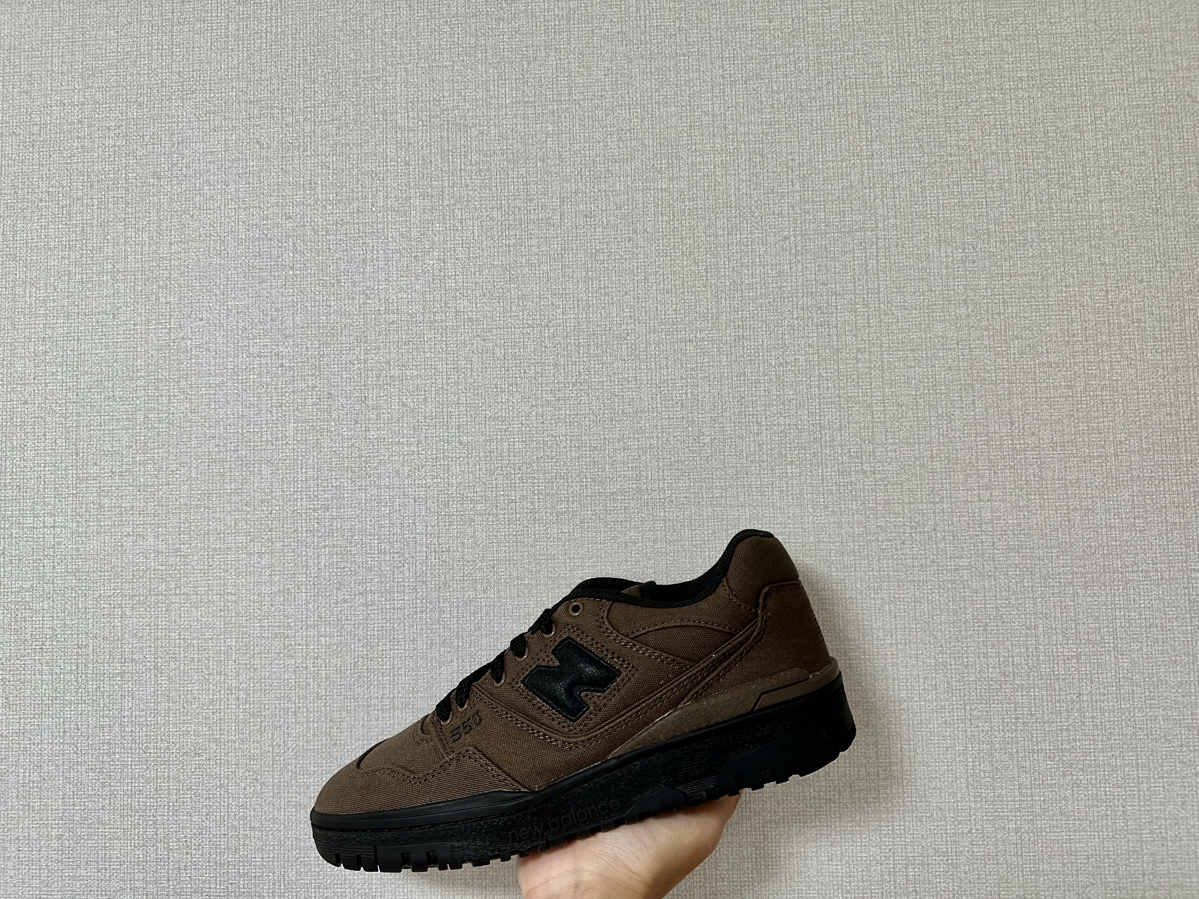 New Balance x Thisisneverthat 550 Brown Black 착용 스타일 - 2