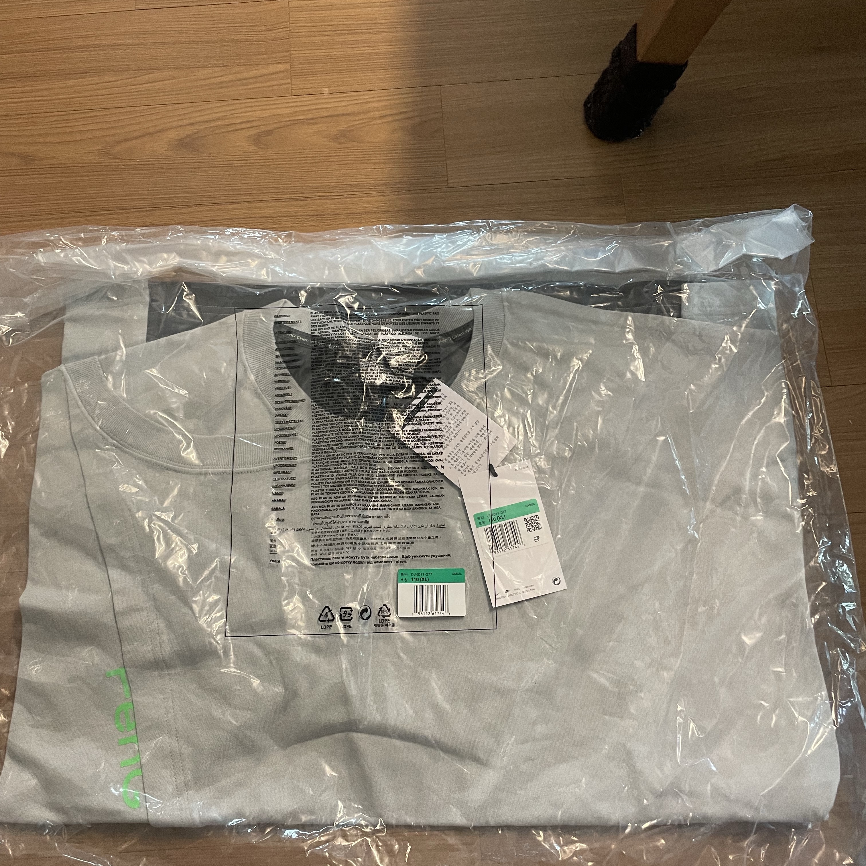 Nike x Feng Chen Wang Pro T-Shirt Light Smoke Grey (DV4011-077) 착용 스타일 - 1