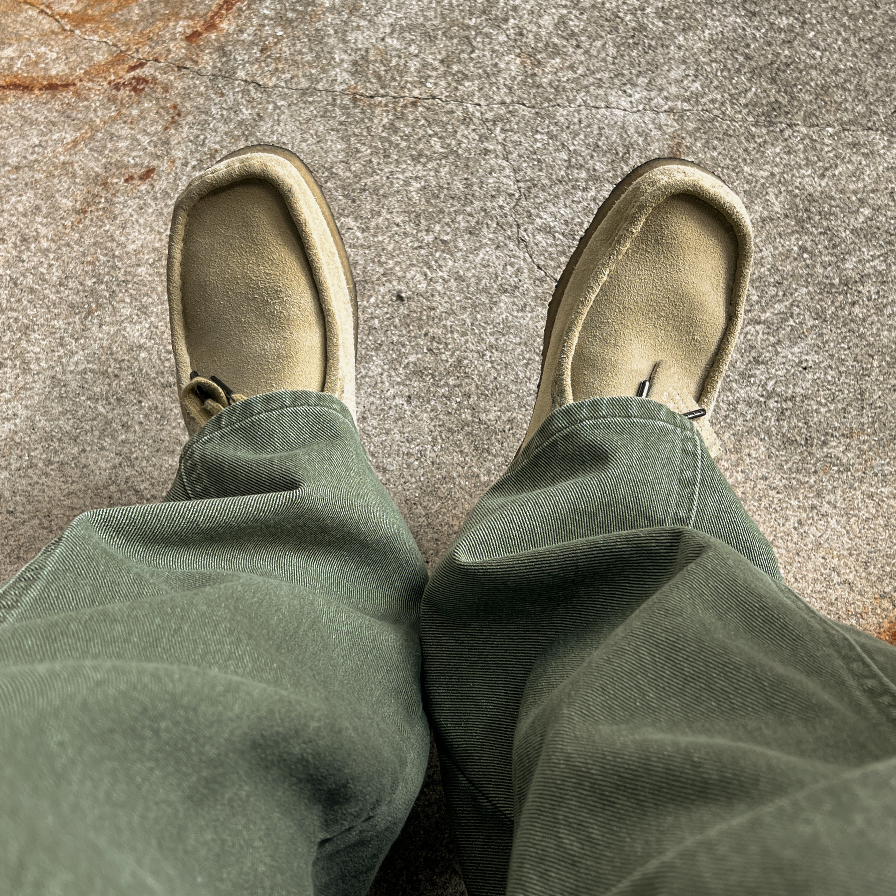 Clarks Wallabee Maple Suede 착용 스타일 - 3