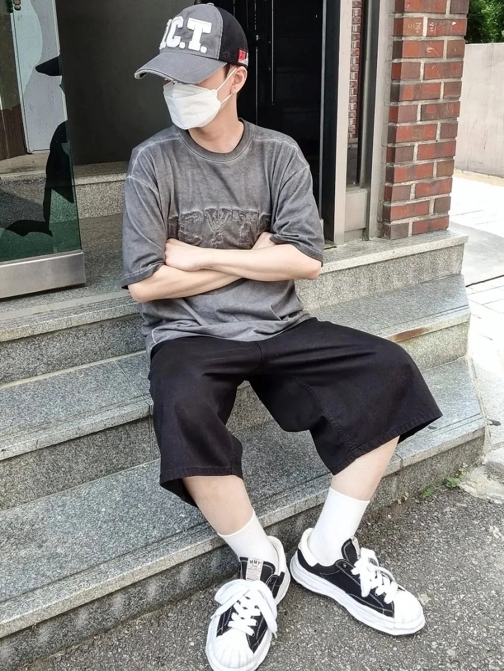 Icyto I.C.T. Trucker Cap Charcoal, Icyto College T-Shirt Charcoal 착용 스타일 - 2