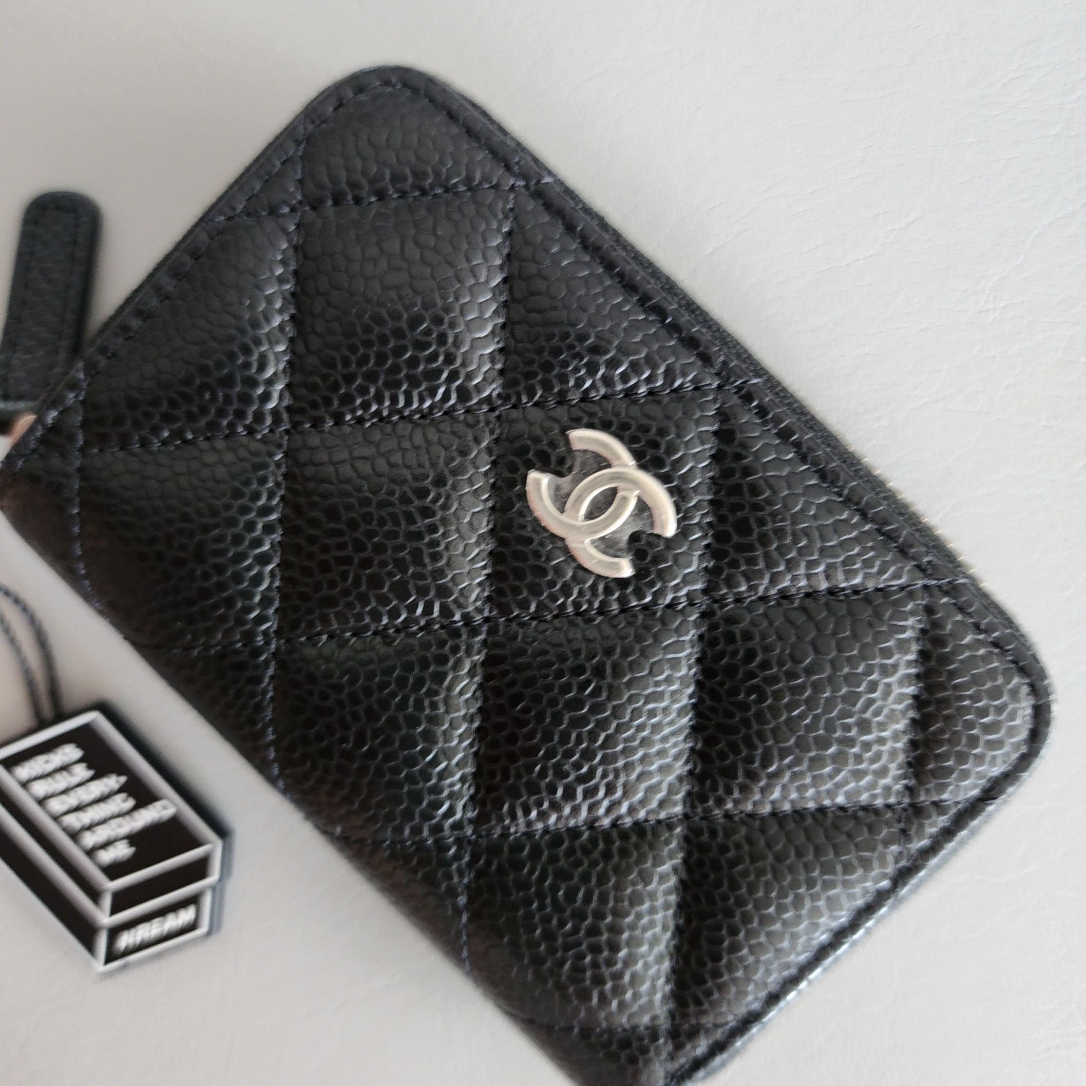 Chanel Classic Zipped Coin Purse Grained Calfskin & Silver Black 착용 스타일
