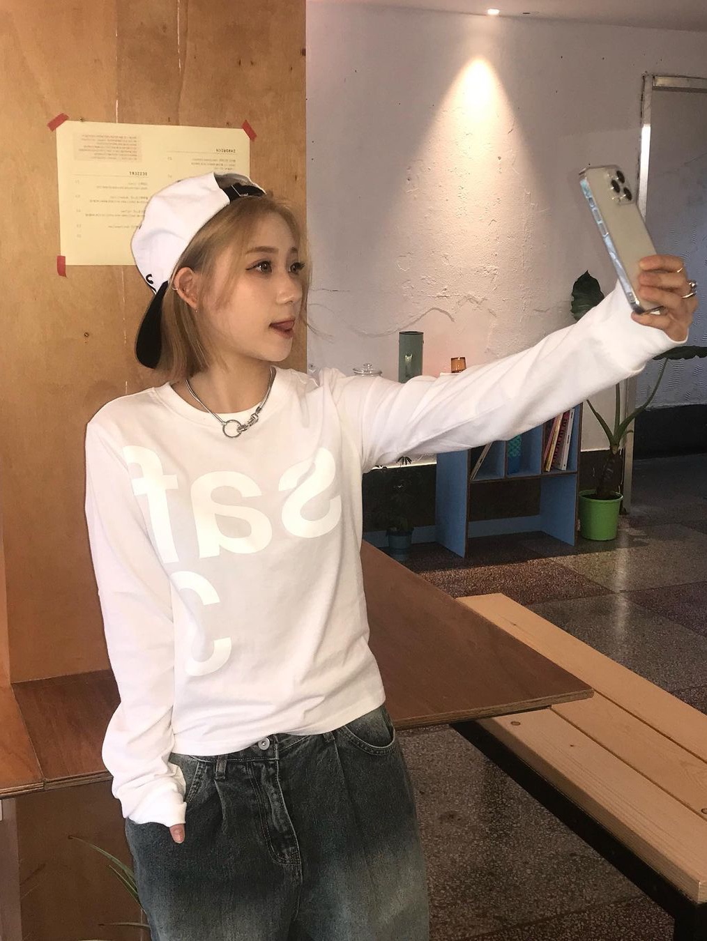 [KREAM 단독] Safarispot Basic Safari LS T-Shirt White, [KREAM 단독] Safarispot Women 1/2 Basic Safari LS T-Shirt White 착용 스타일