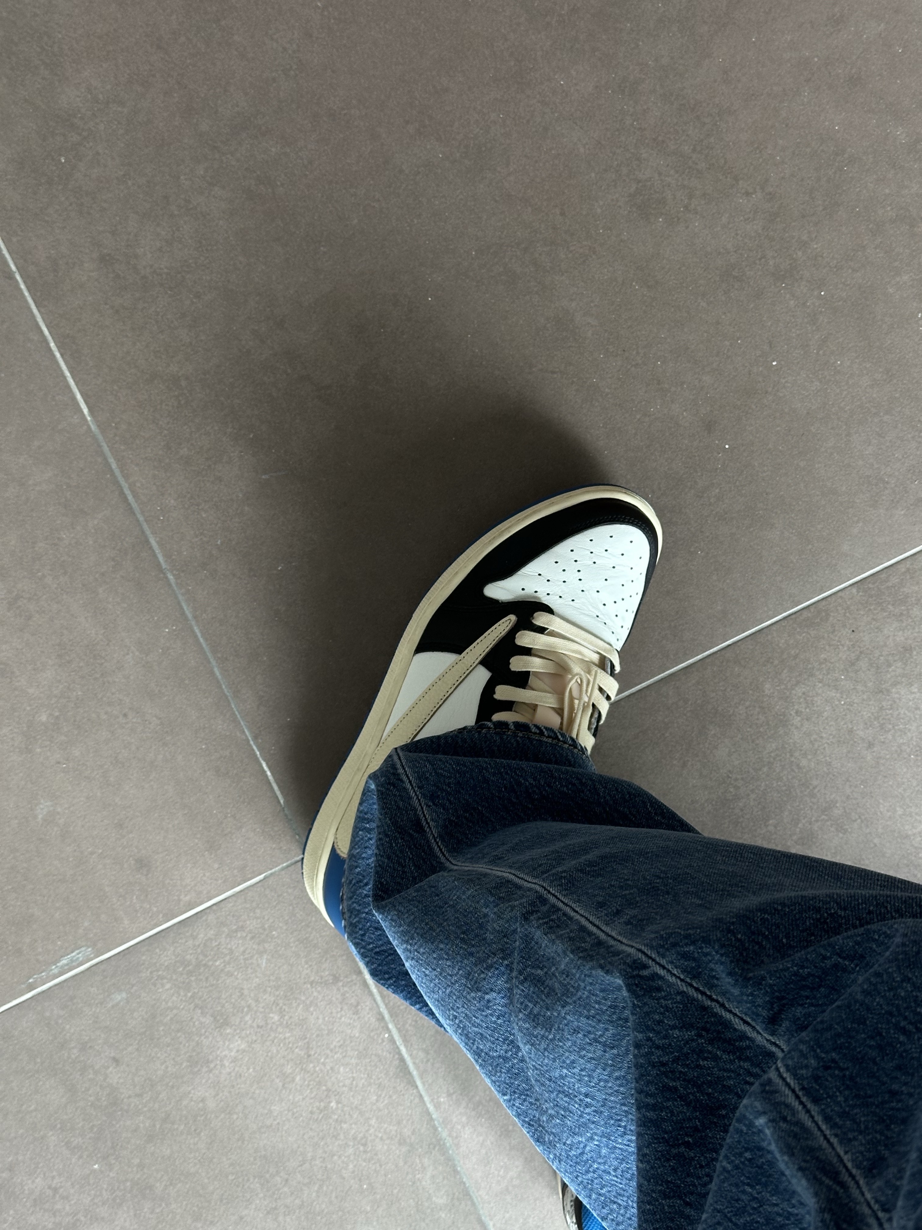Jordan 1 x Travis Scott x Fragment Retro Low OG SP Military Blue 착용 스타일 - 1