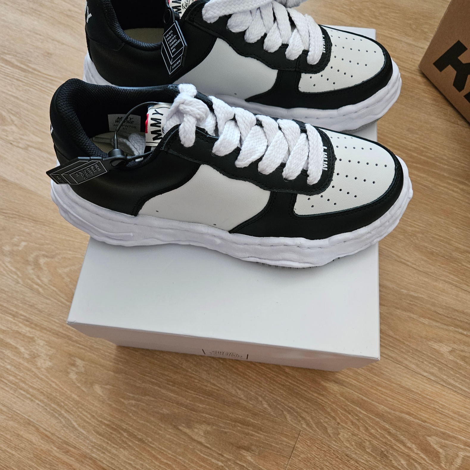 Maison Mihara Yasuhiro Wayne OG Sole Leather Low-top Sneakers Black White 착용 스타일 - 2