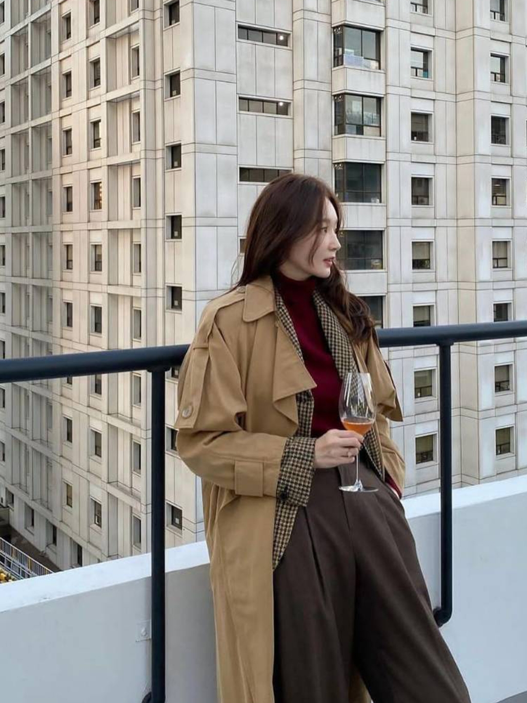(W) Burberry Kensington Heritage Trench Coat Honey, (W) Burberry Check Panel Cotton Gabardine Trench Coat Camel 착용 스타일 - 3