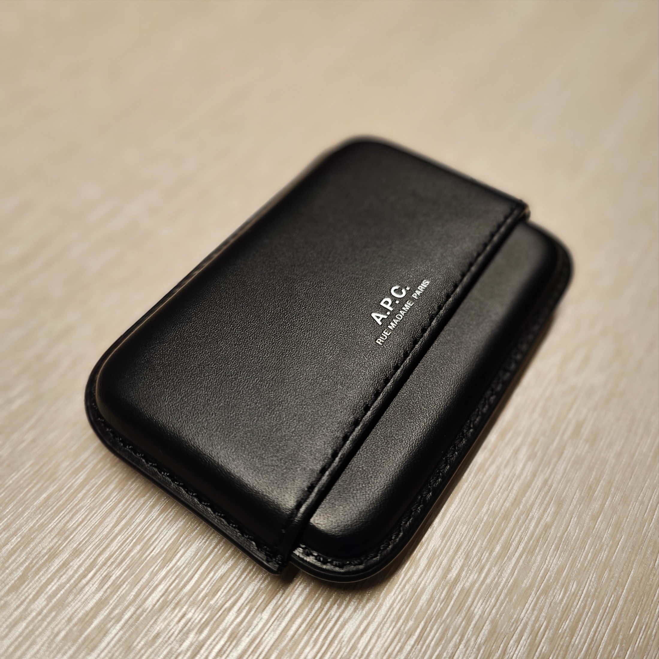 A.P.C. Magna Carta Card Holder Black 착용 스타일