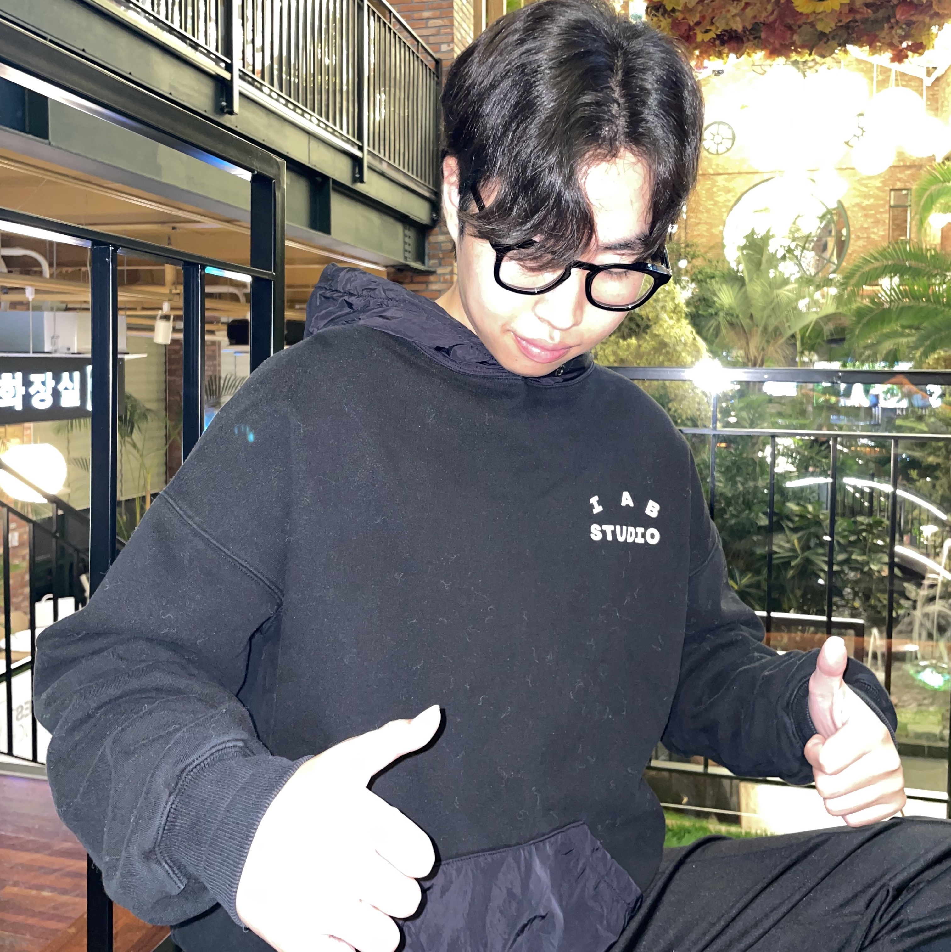 IAB Studio Woven Hoodie Black, IAB Studio Track Pants Black 착용 스타일