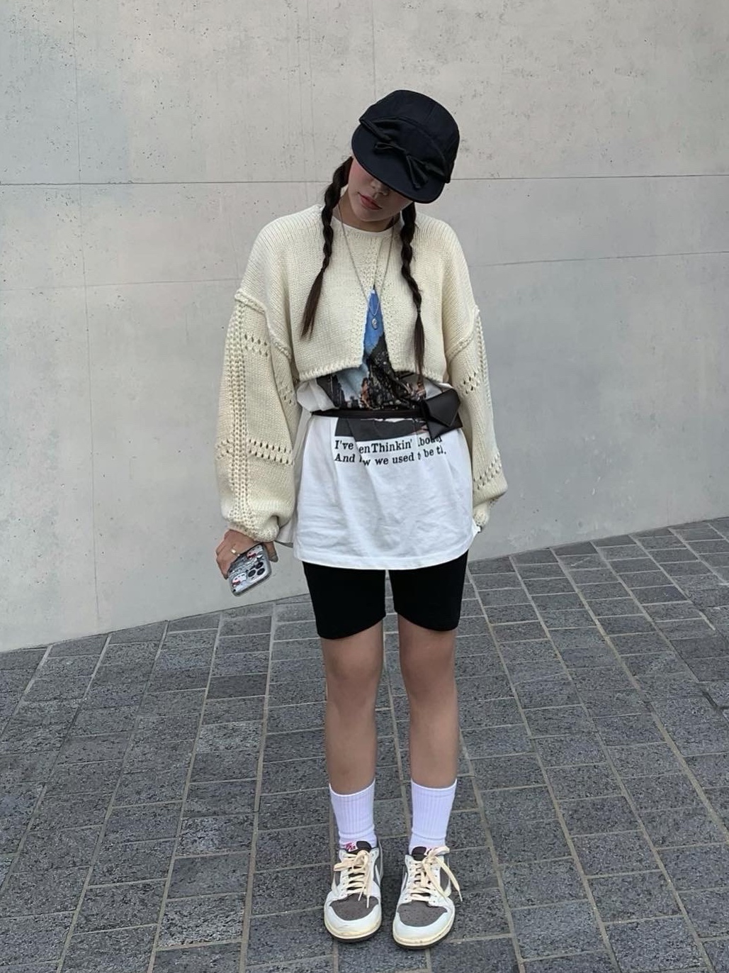 Jordan 1 x Travis Scott Retro Low OG SP Sail and Ridgerock, YOUCHE QS Duck Cap Black 착용 스타일 - 2