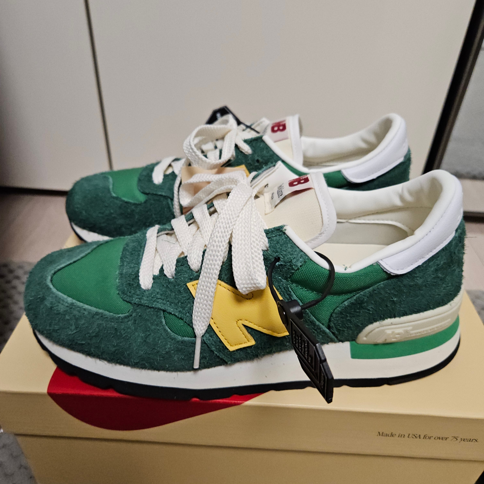 New Balance 990v1 Made in USA Green Gold 착용 스타일 - 2