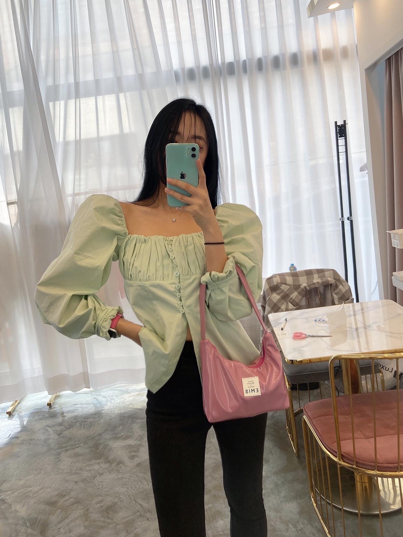 Emis Enamel Hobo Bag Pink 착용 스타일 - 1