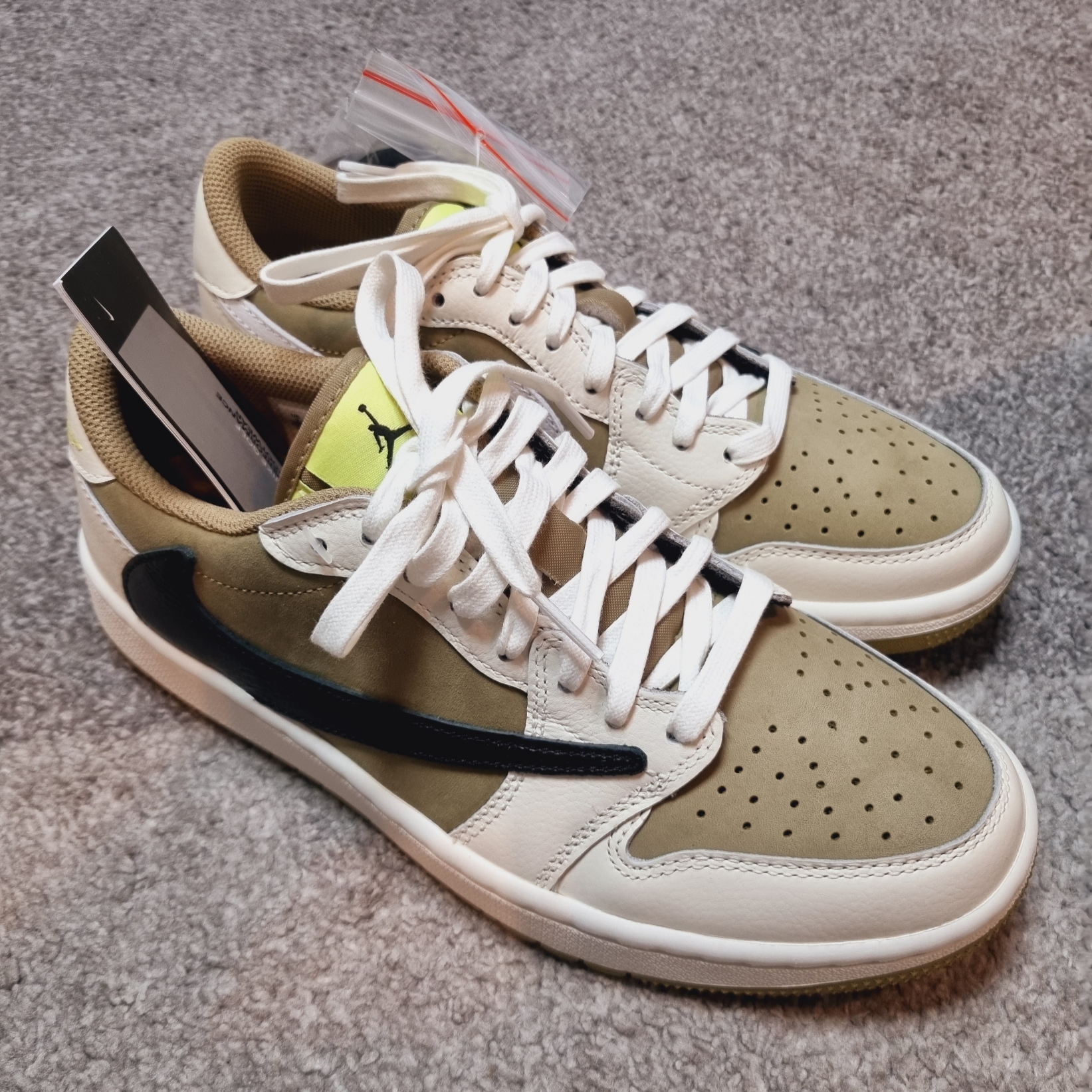 Jordan 1 x Travis Scott Retro Low Golf NRG Neutral Olive 착용 스타일