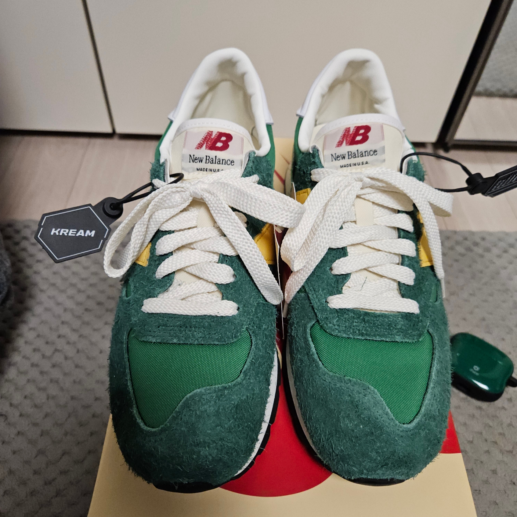 New Balance 990v1 Made in USA Green Gold 착용 스타일 - 1