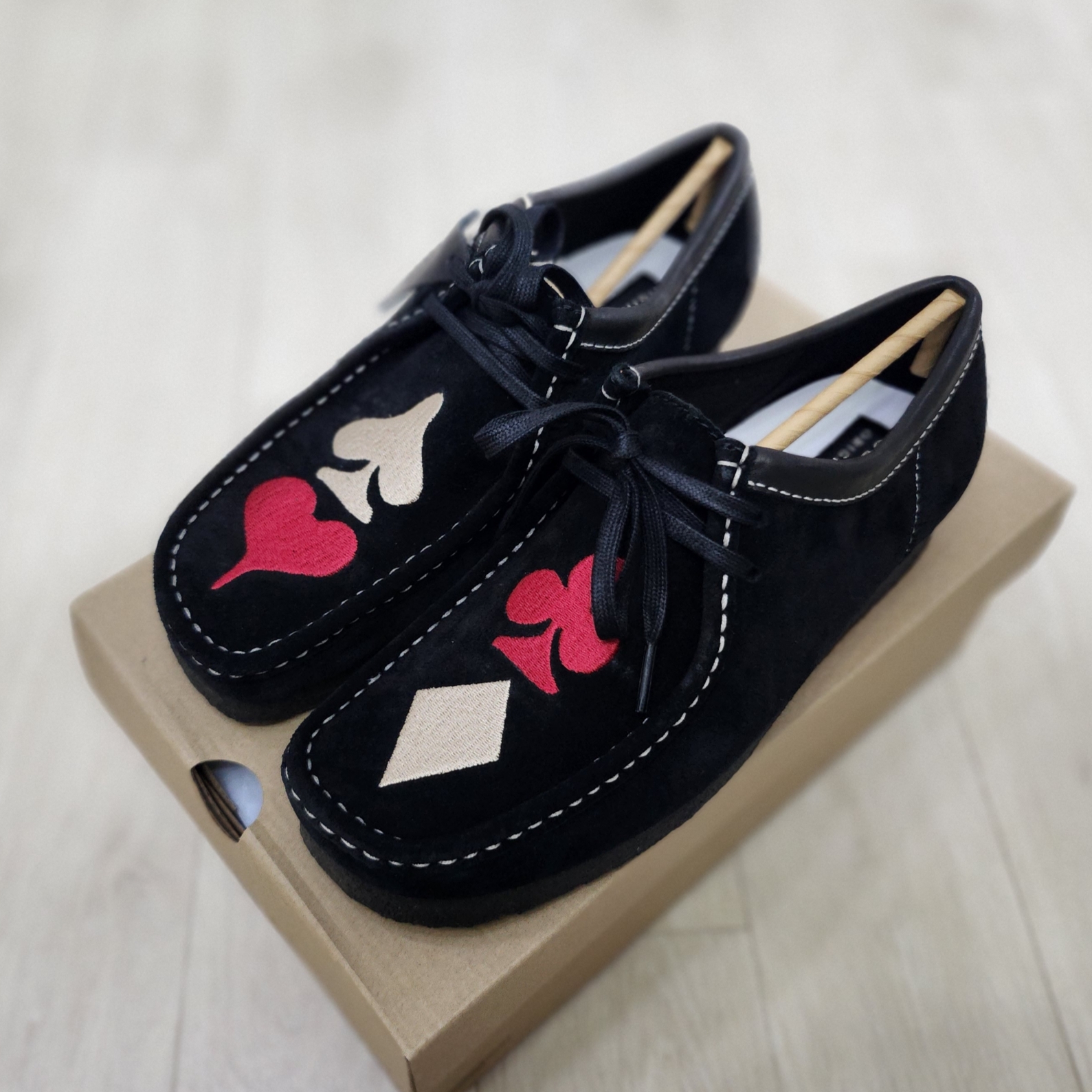 Clarks x Stussy Wallabee Black Suede 착용 스타일 - 2