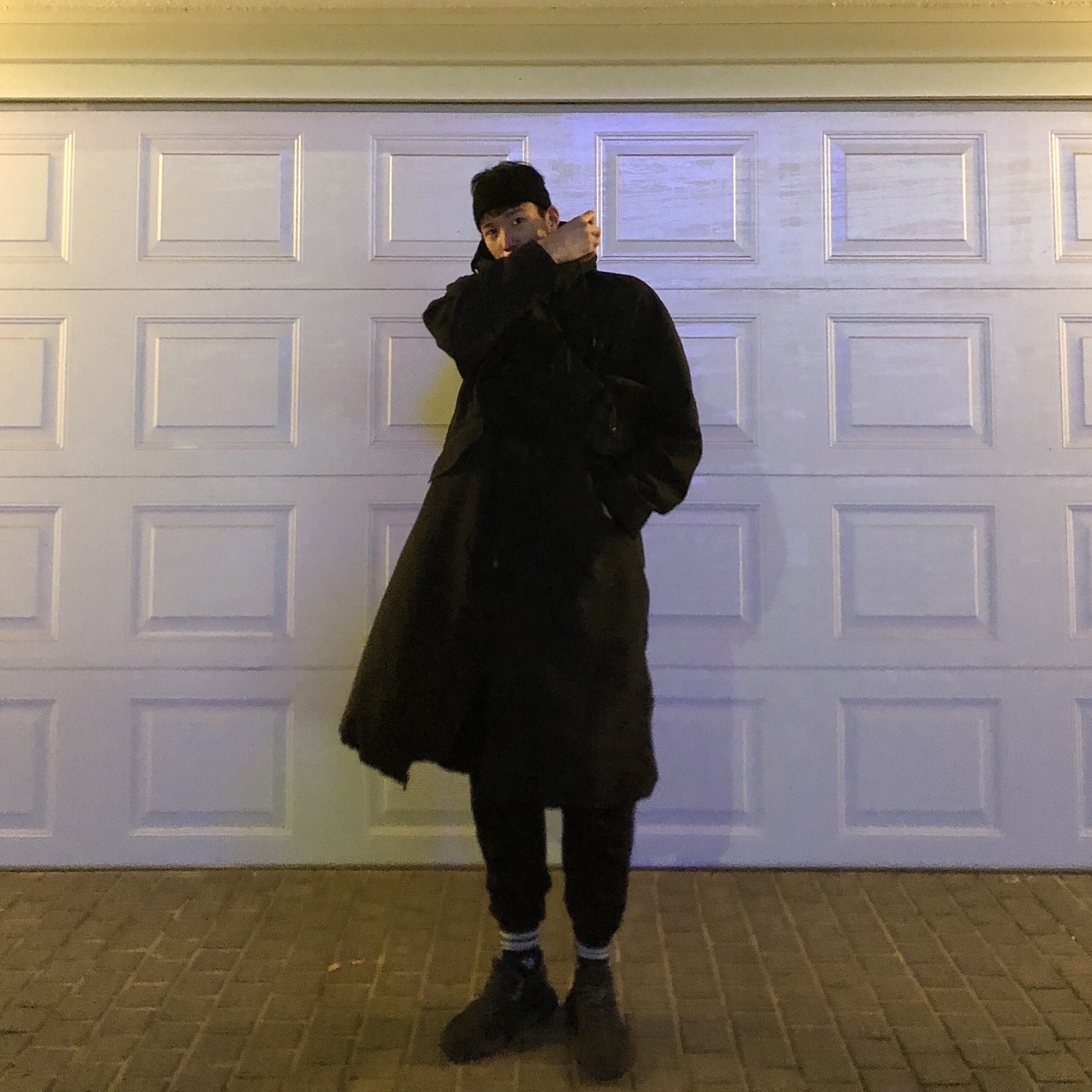 Adidas Yeezy Boost 350 V2 Black - Non-Reflective 착용 스타일
