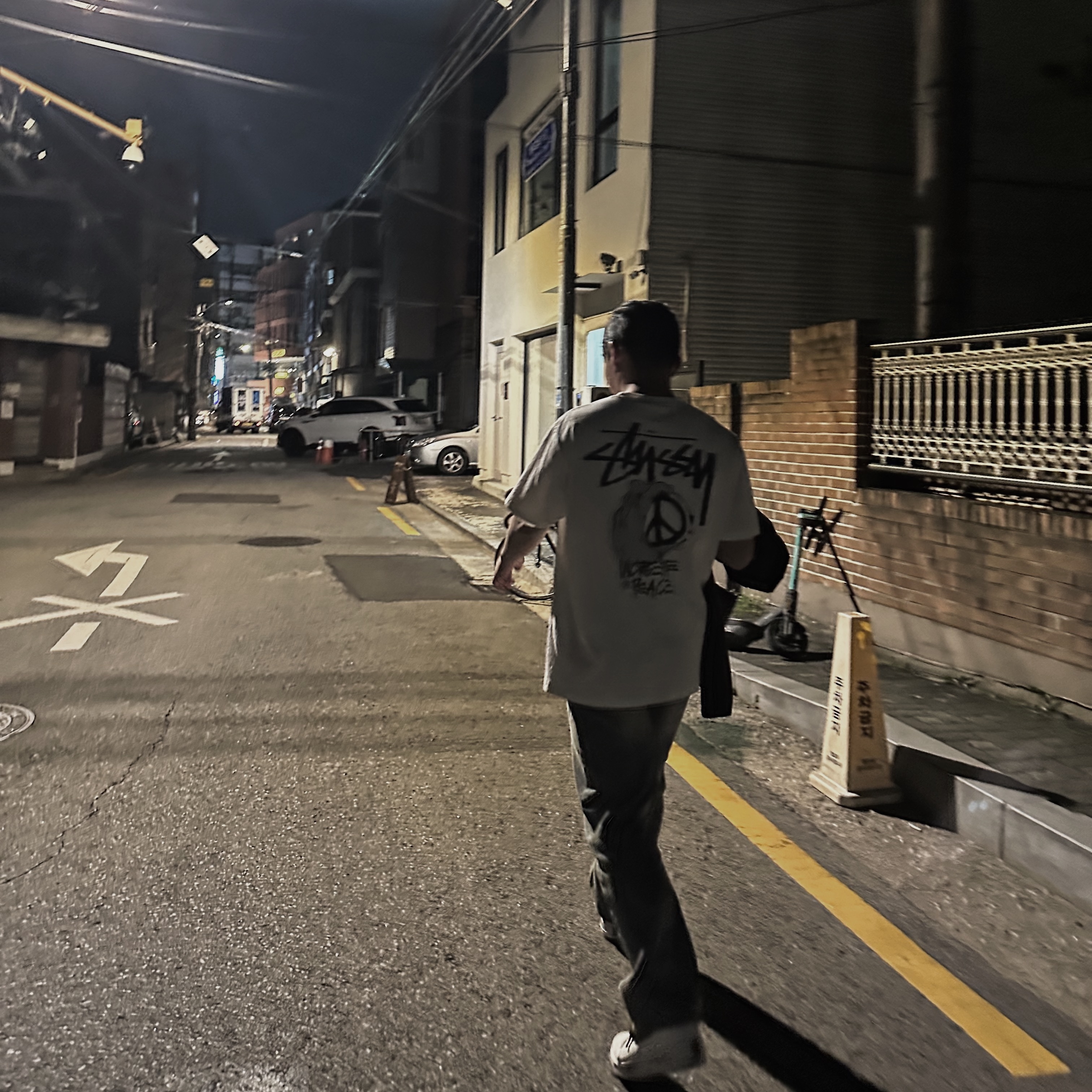Stussy Peace Hand Pigment dyed T-Shirt Natural, Nike x Peaceminusone Air Force 1 Low Para-Noise 2.0 착용 스타일