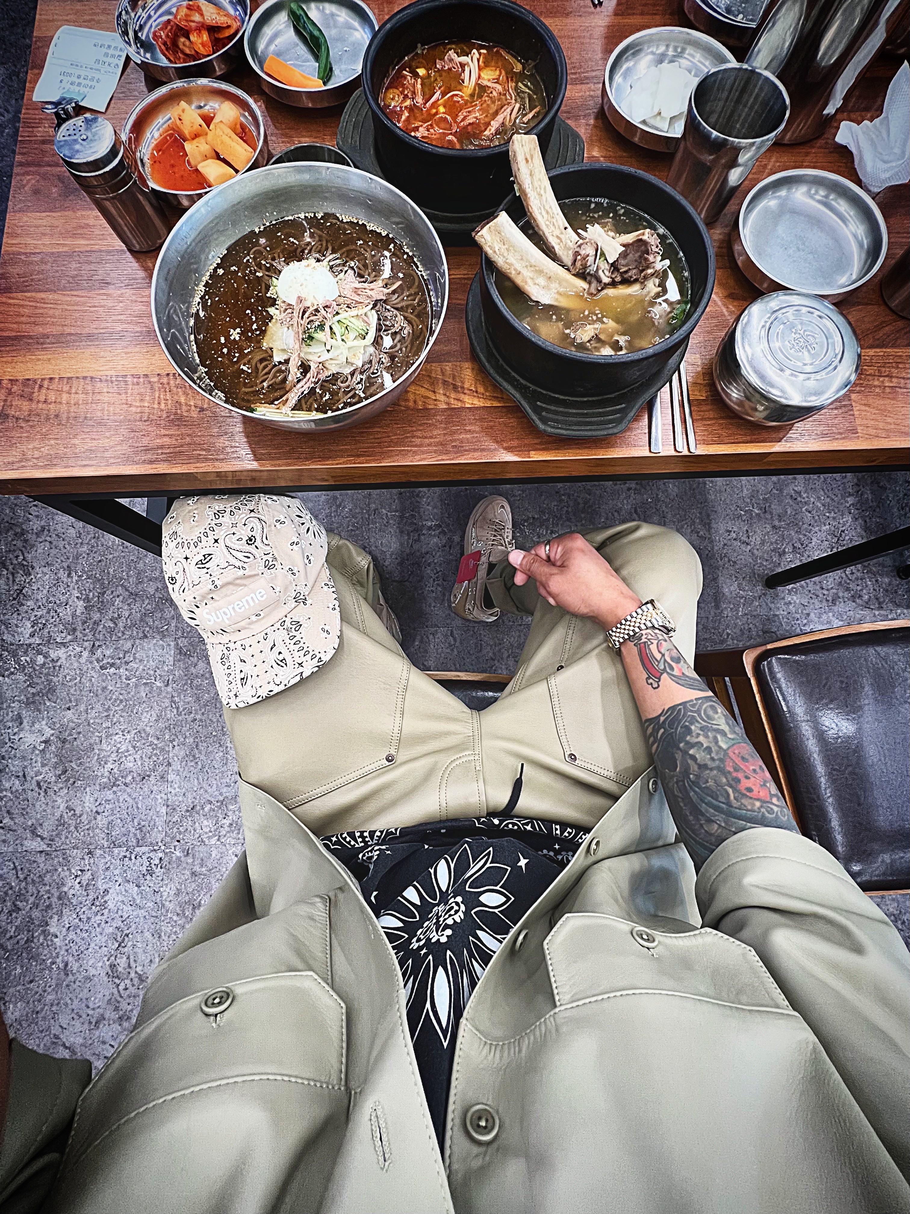 Supreme Leather S/S Work Shirt Tan - 23FW, Supreme Leather Double Knee Painter Pant Tan - 23FW 착용 스타일 - 6