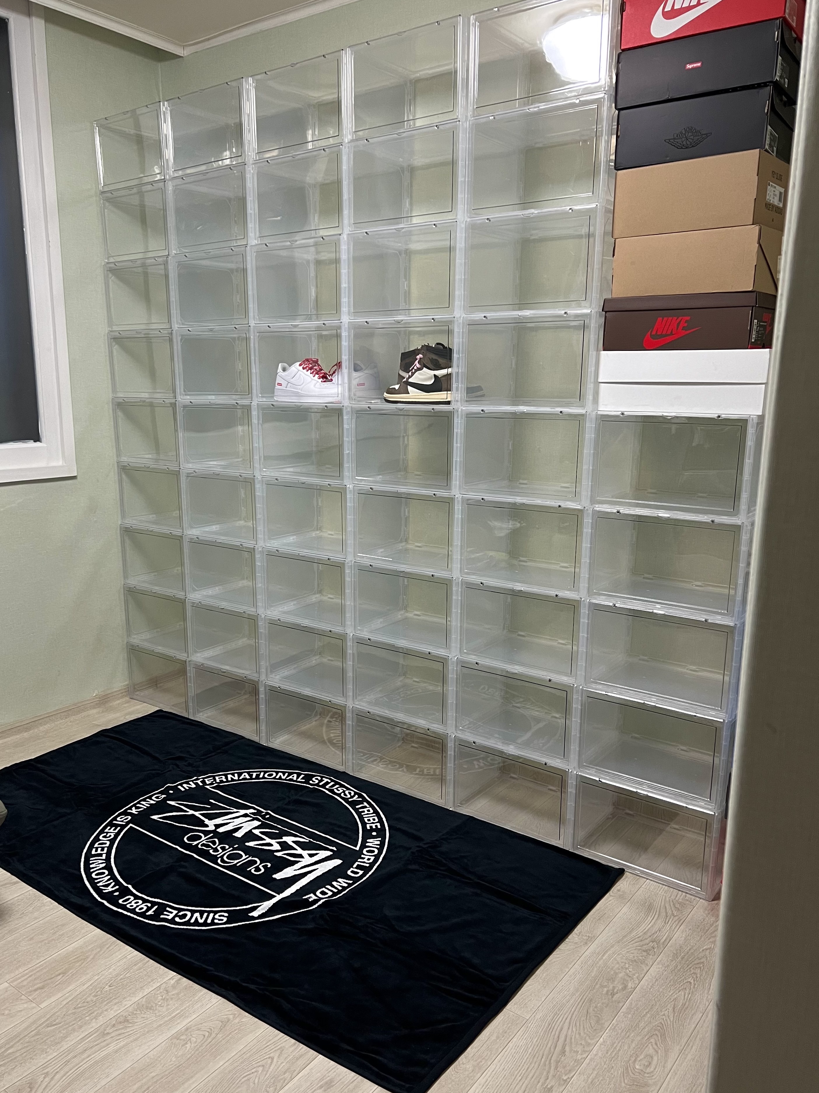 Jordan 1 x Travis Scott Retro High OG SP Mocha, Nike x Supreme Air Force 1 Low White 착용 스타일
