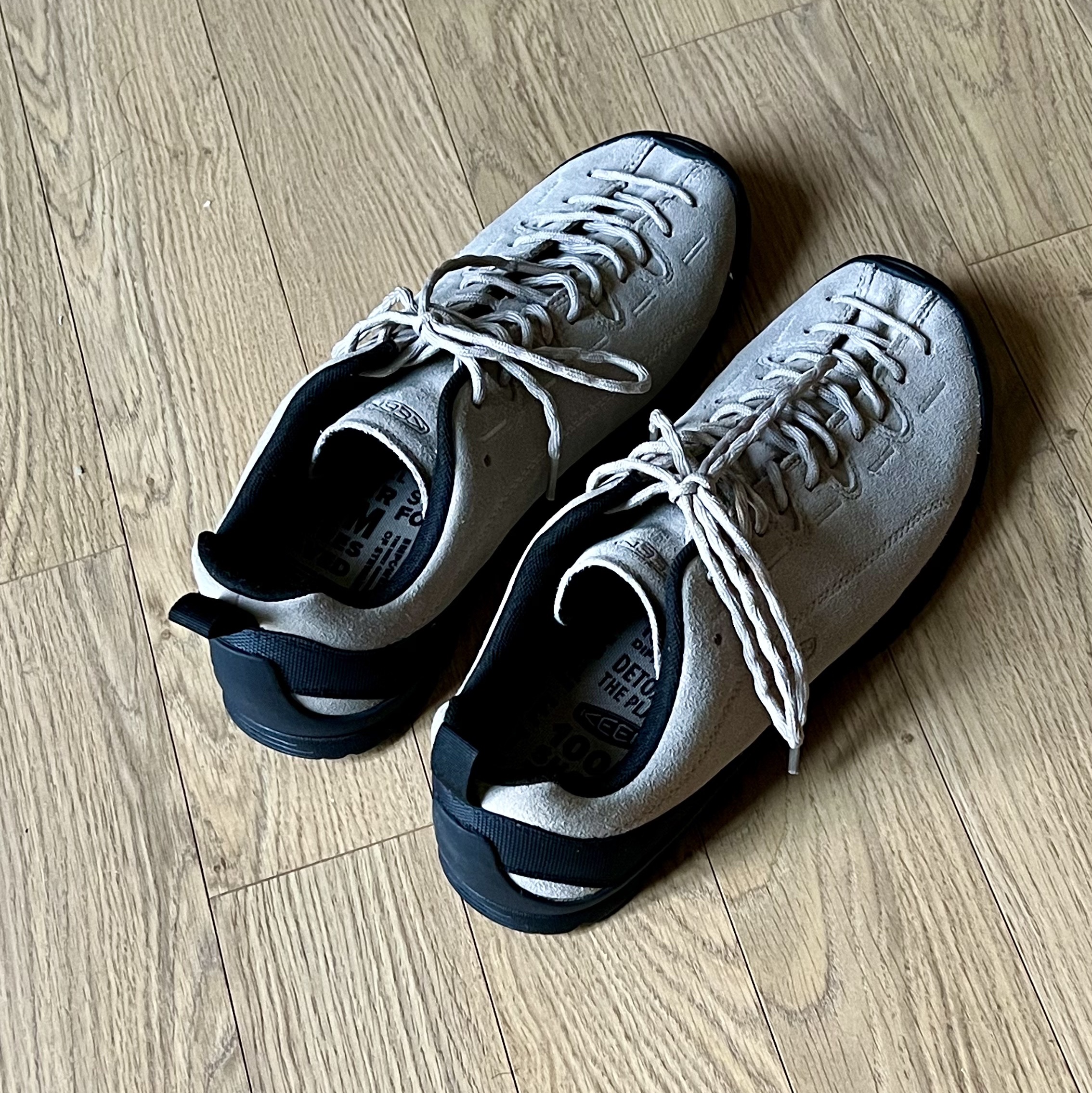 Keen Jasper Suede Sneakers Silver Mink 착용 스타일