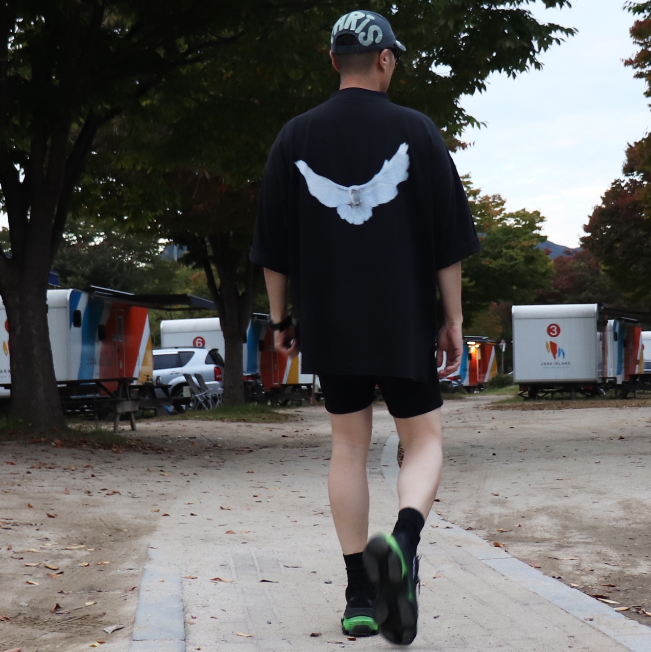 Yeezy Gap Engineered By Balenciaga Dove 3/4 Sleeve T-Shirt Black 착용 스타일 - 1