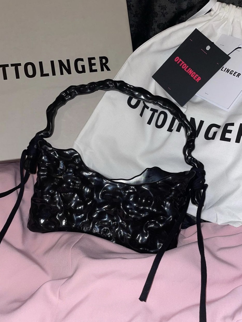 Ottolinger Signature Baguette Bag Black 착용 스타일 - 1