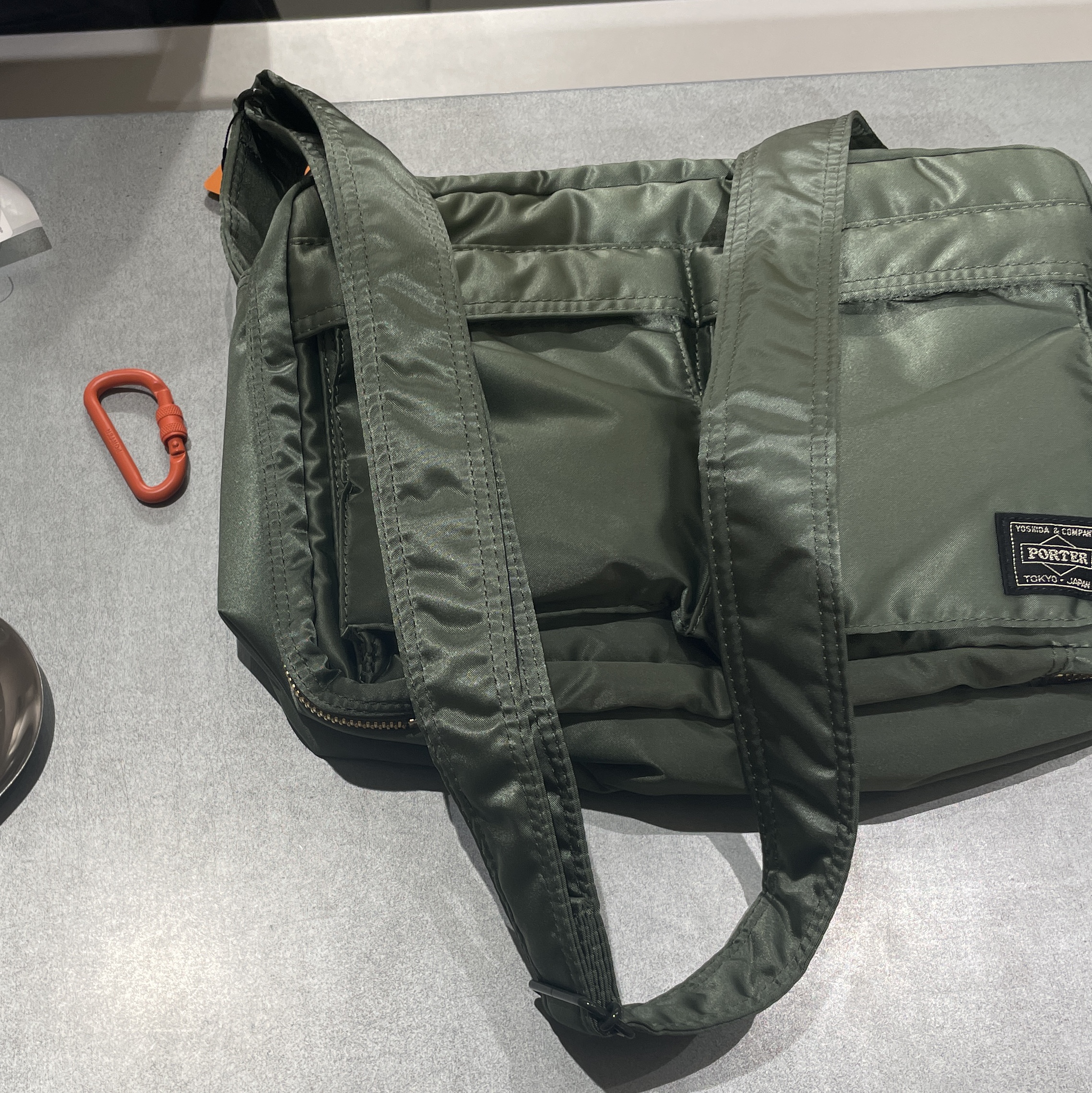 Porter Tanker Shoulder Bag L Sage Green 착용 스타일