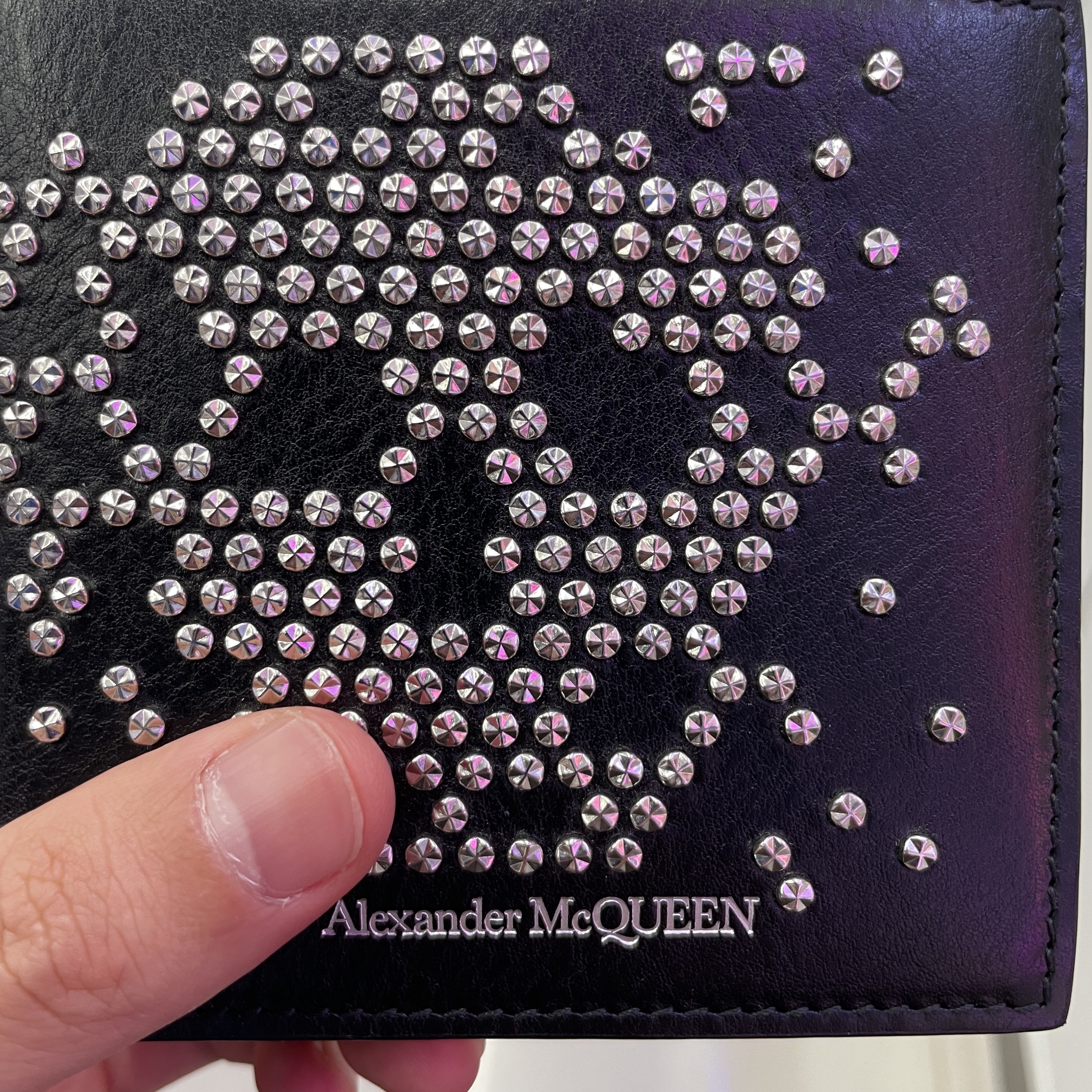Alexander McQueen Studded Leather Billfold Wallet Black 착용 스타일