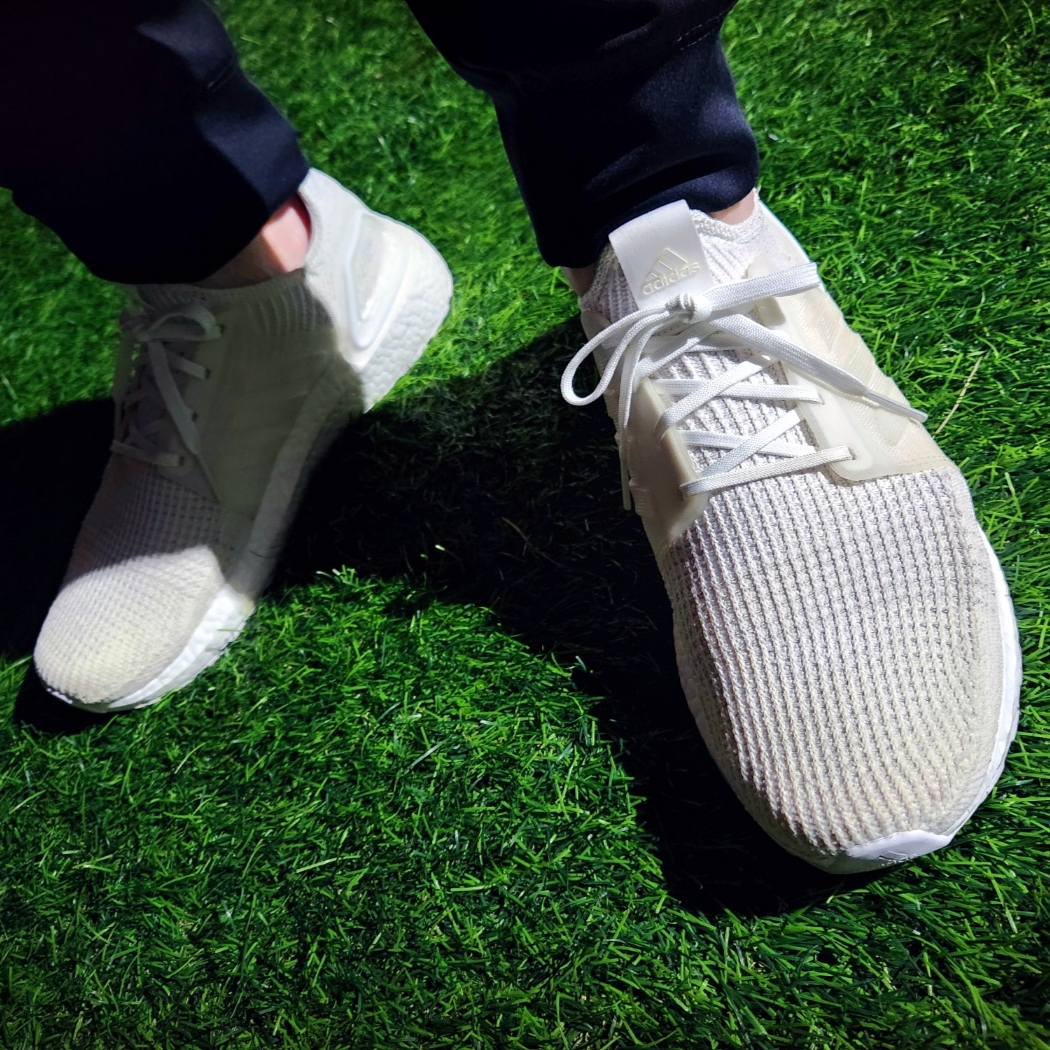 Adidas Ultraboost 19 Triple White 착용 스타일 - 1