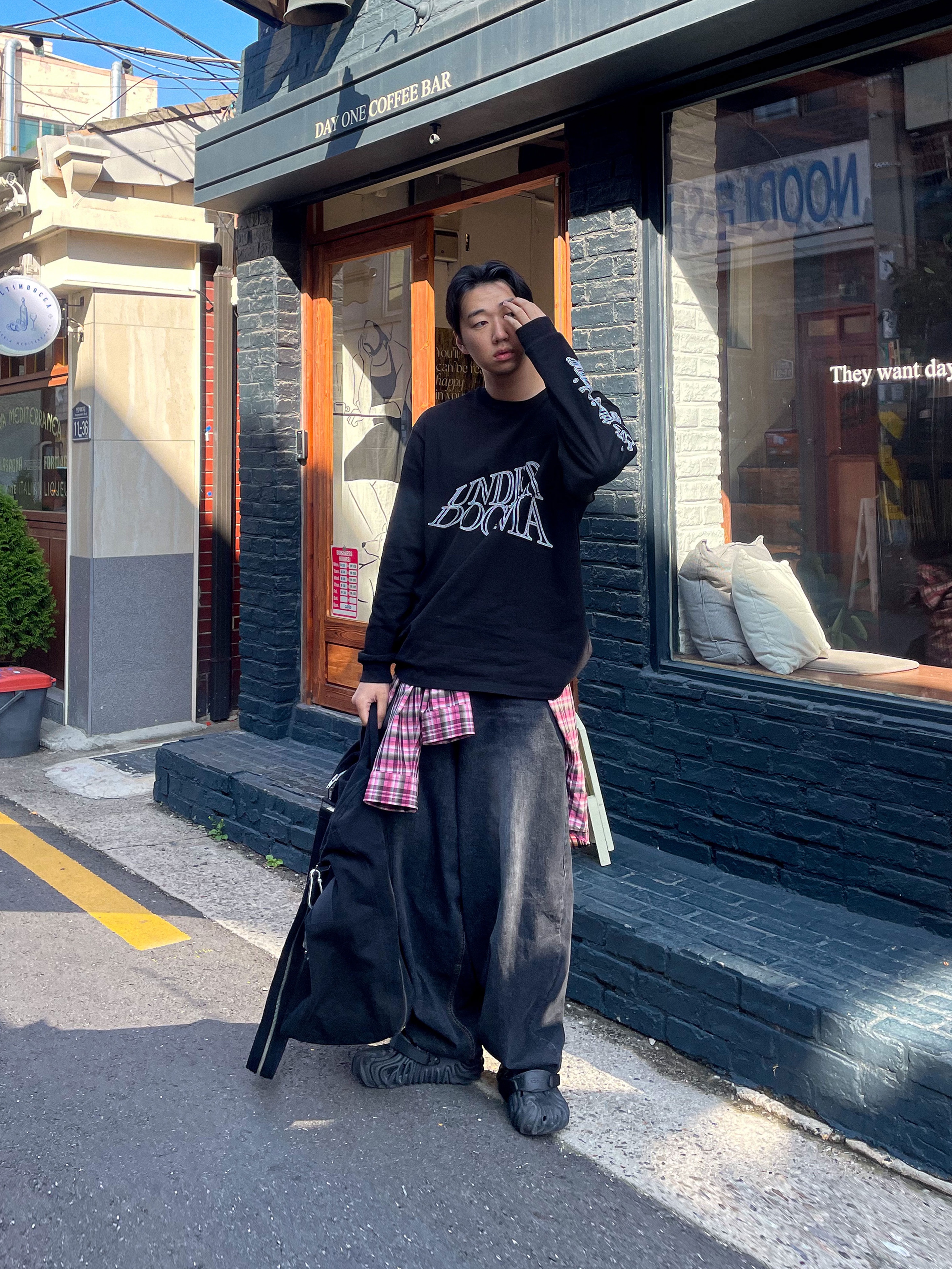 Nonnod Flexible String Check Shirts Pink, Crocs x Salehe Bembury Pollex Clog Sasquatch 착용 스타일 - 4
