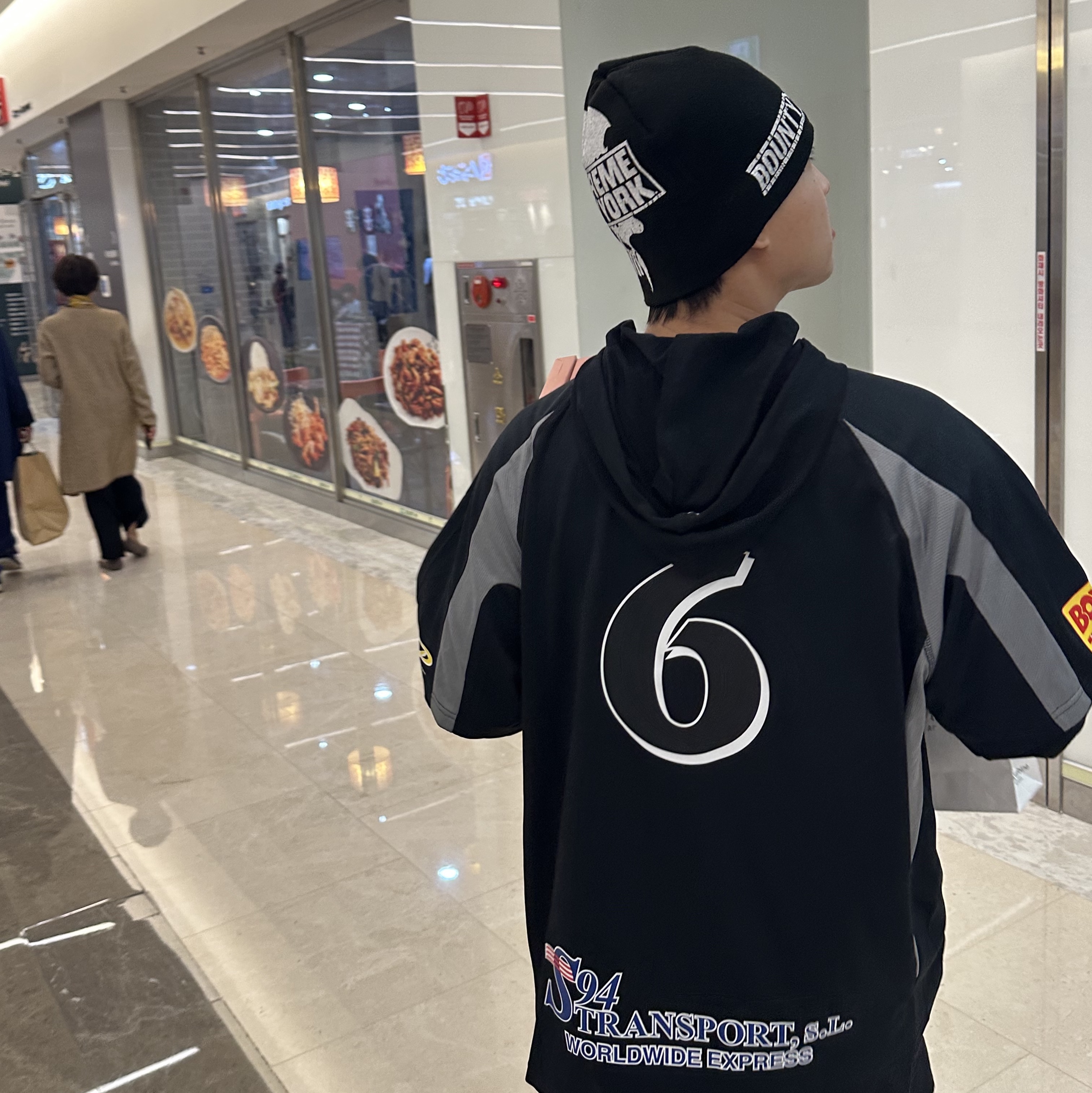 Supreme x Bounty Hunter Beanie Black - 23FW, Supreme Hooded Soccer Jersey Black - 23FW 착용 스타일