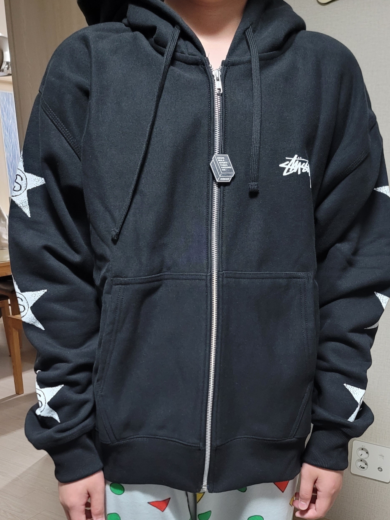 Stussy Stars Zip Hoodie Black 착용 스타일 - 2