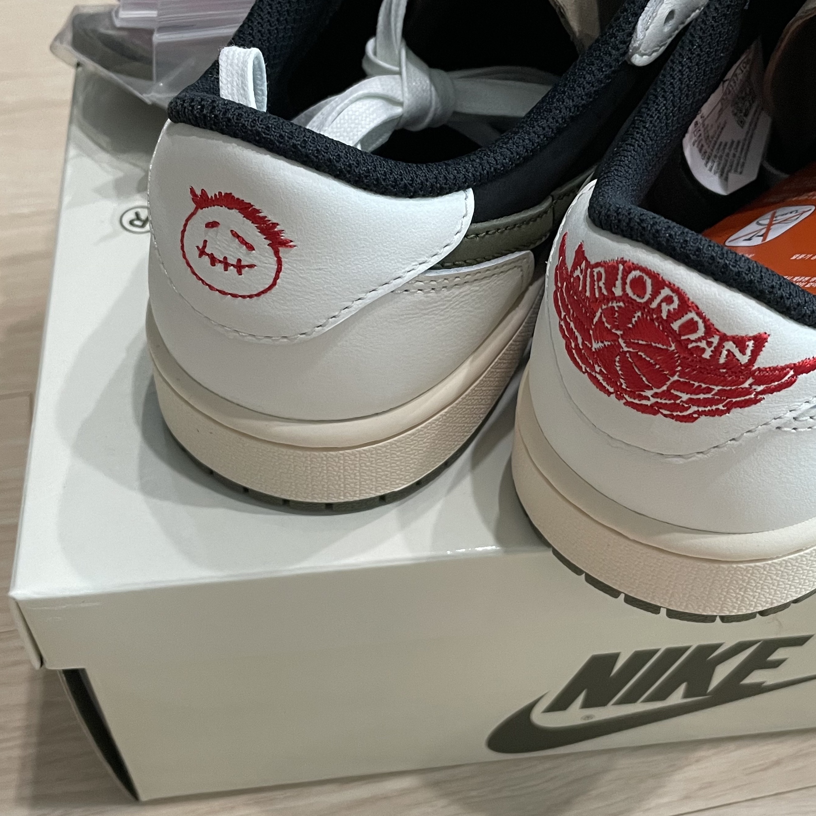 (W) Jordan 1 x Travis Scott Retro Low OG SP Medium Olive, (PS) Jordan 1 x Travis Scott Retro Low OG SP Medium Olive 착용 스타일 - 2