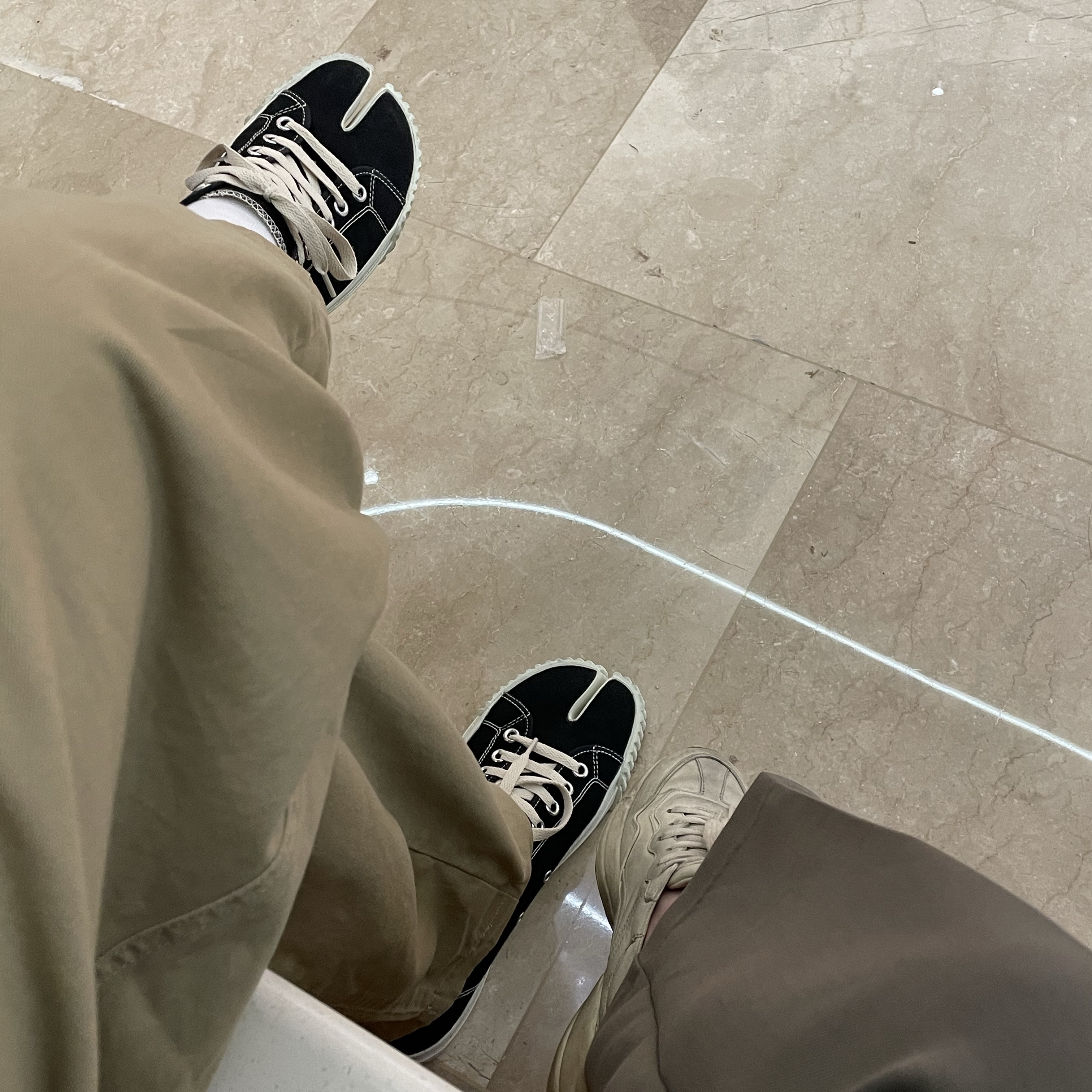 Maison Margiela Tabi Sneakers Black 착용 스타일