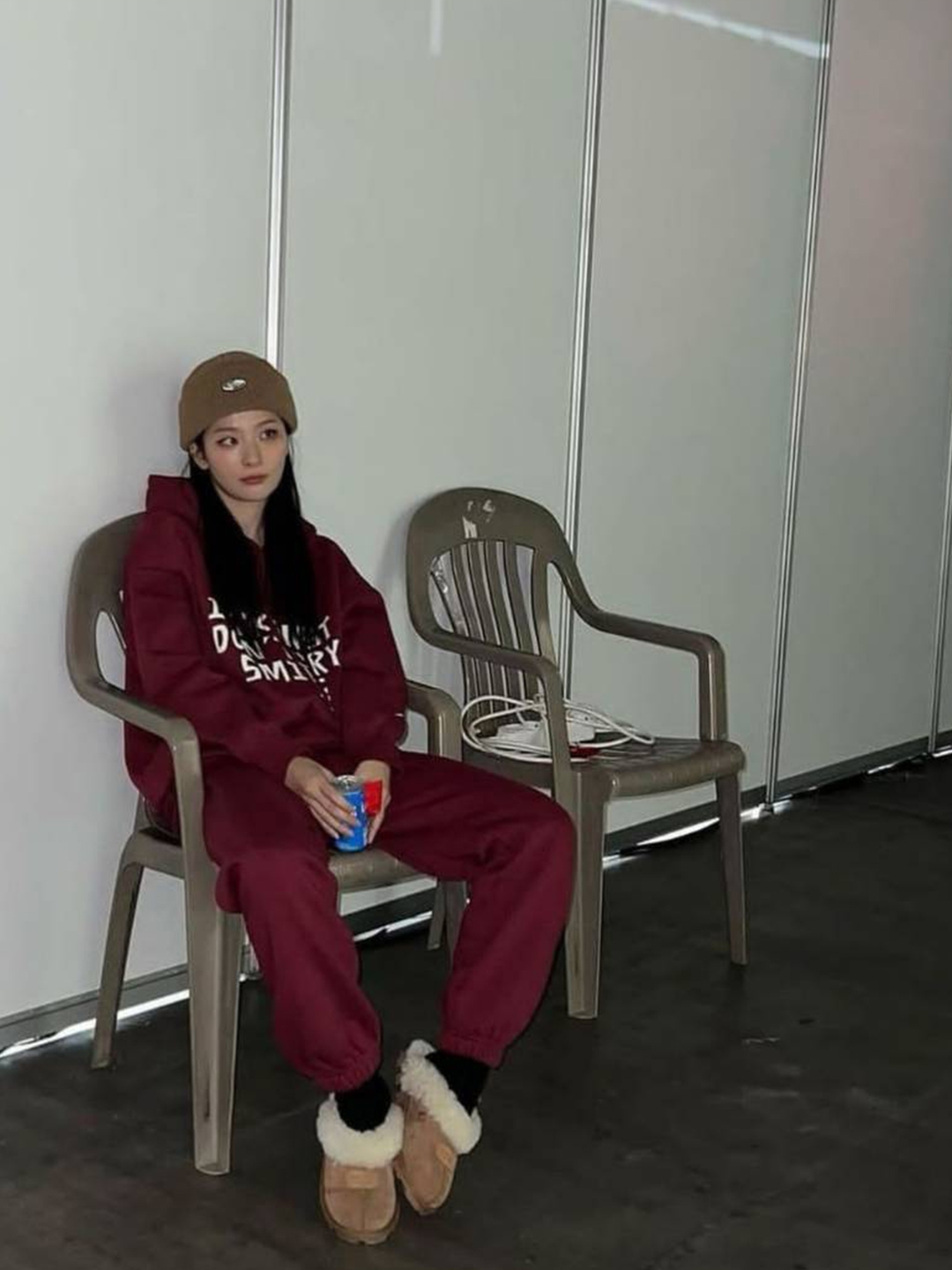 Surgery Clover Logo Beanie Ver.2 White, Acne Studios Large Face Logo Beanie Black 착용 스타일 - 4