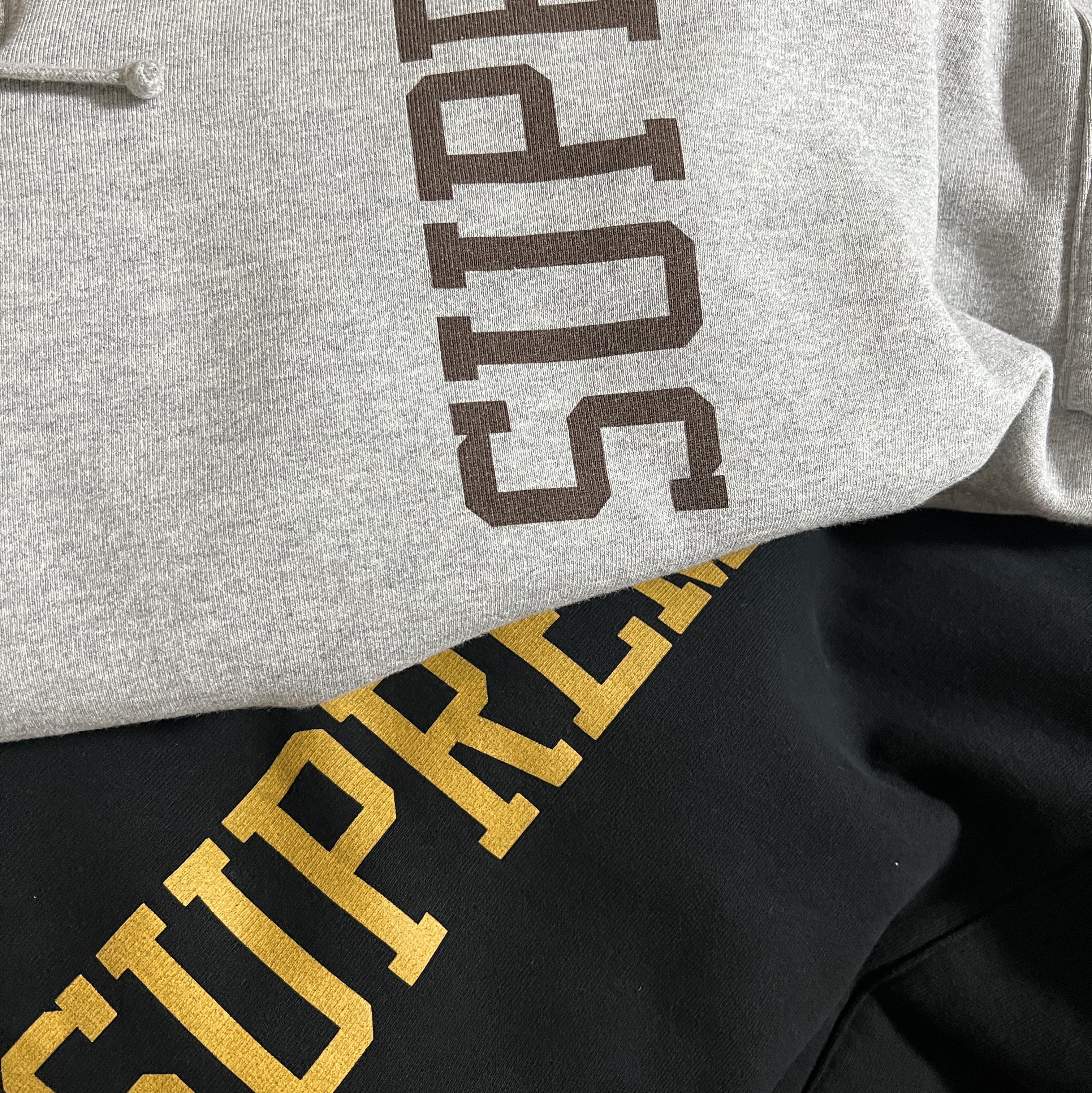 Supreme Varsity Hooded Sweatshirt Black - 23FW, Supreme Varsity Hooded Sweatshirt Heather Grey - 23FW 착용 스타일