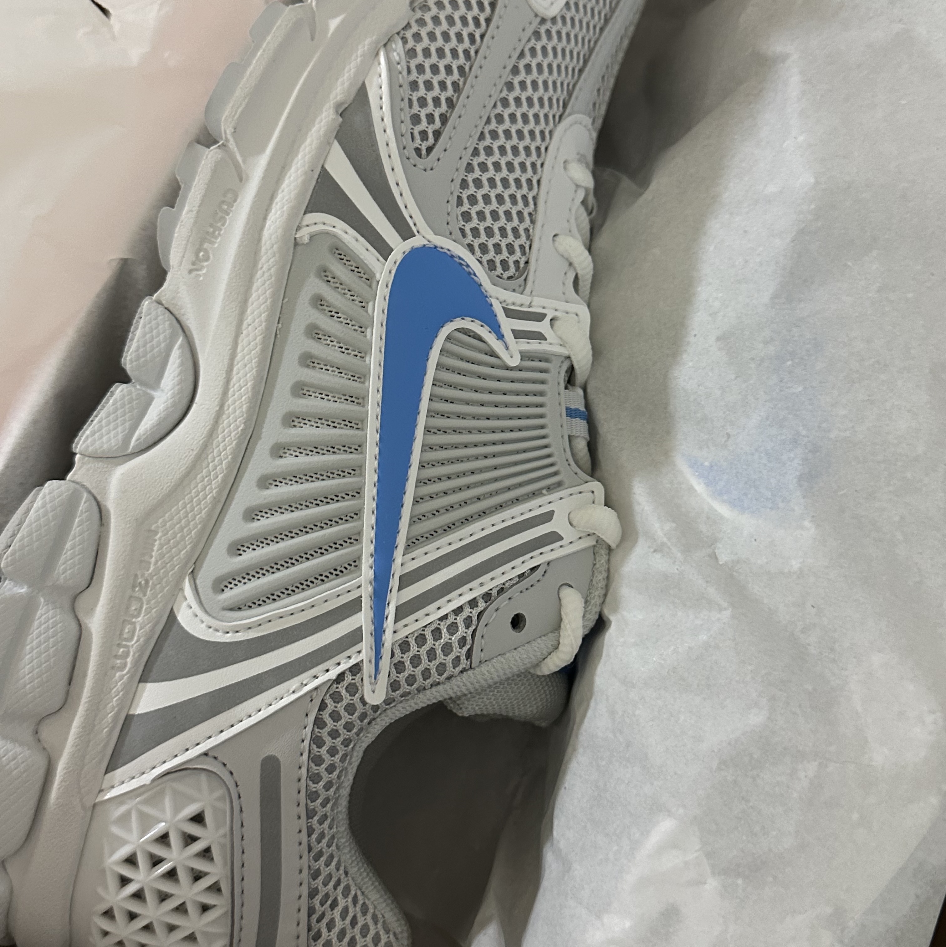Nike Zoom Vomero 5 Photon Dust and University Blue 착용 스타일