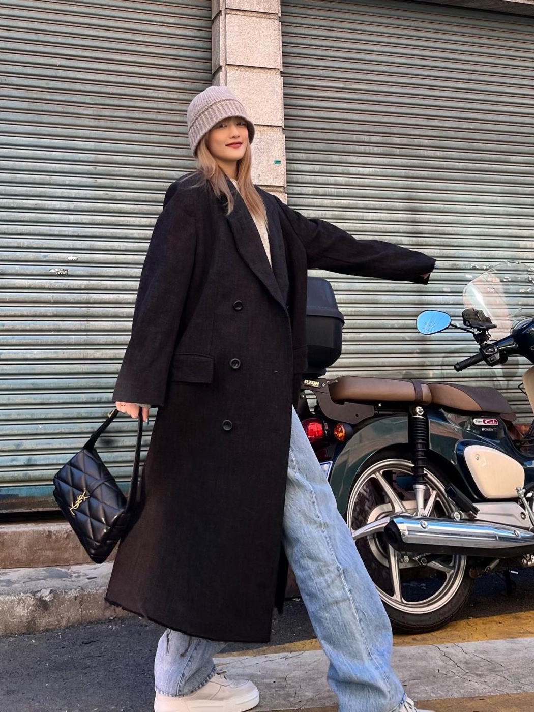 Zara x Ader Error Wool Blend Oversize Coat Black, (W) Max Mara Ludmilla Icon Coat Light Grey 착용 스타일 - 2