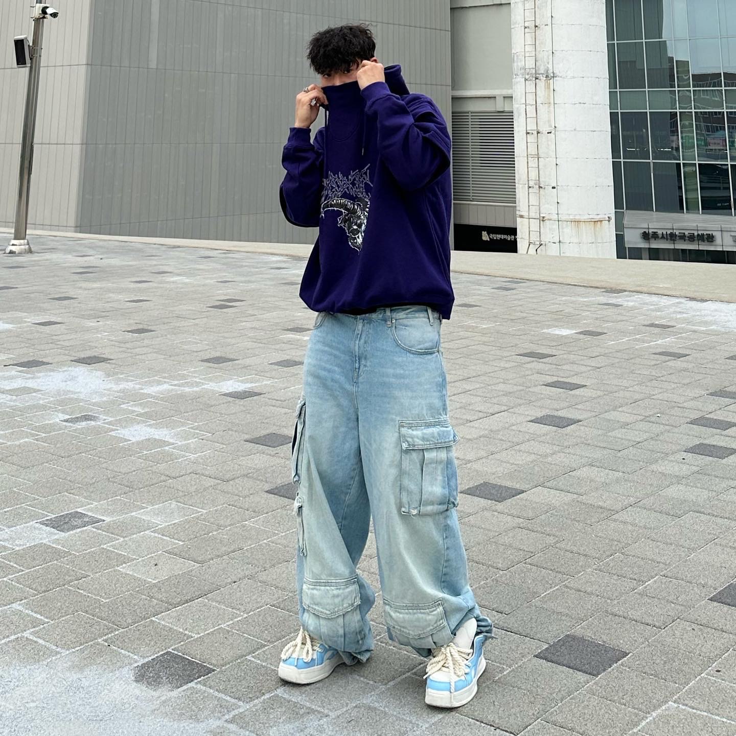 Zara Utility Cargo Jeans Blue 착용 스타일 - 3