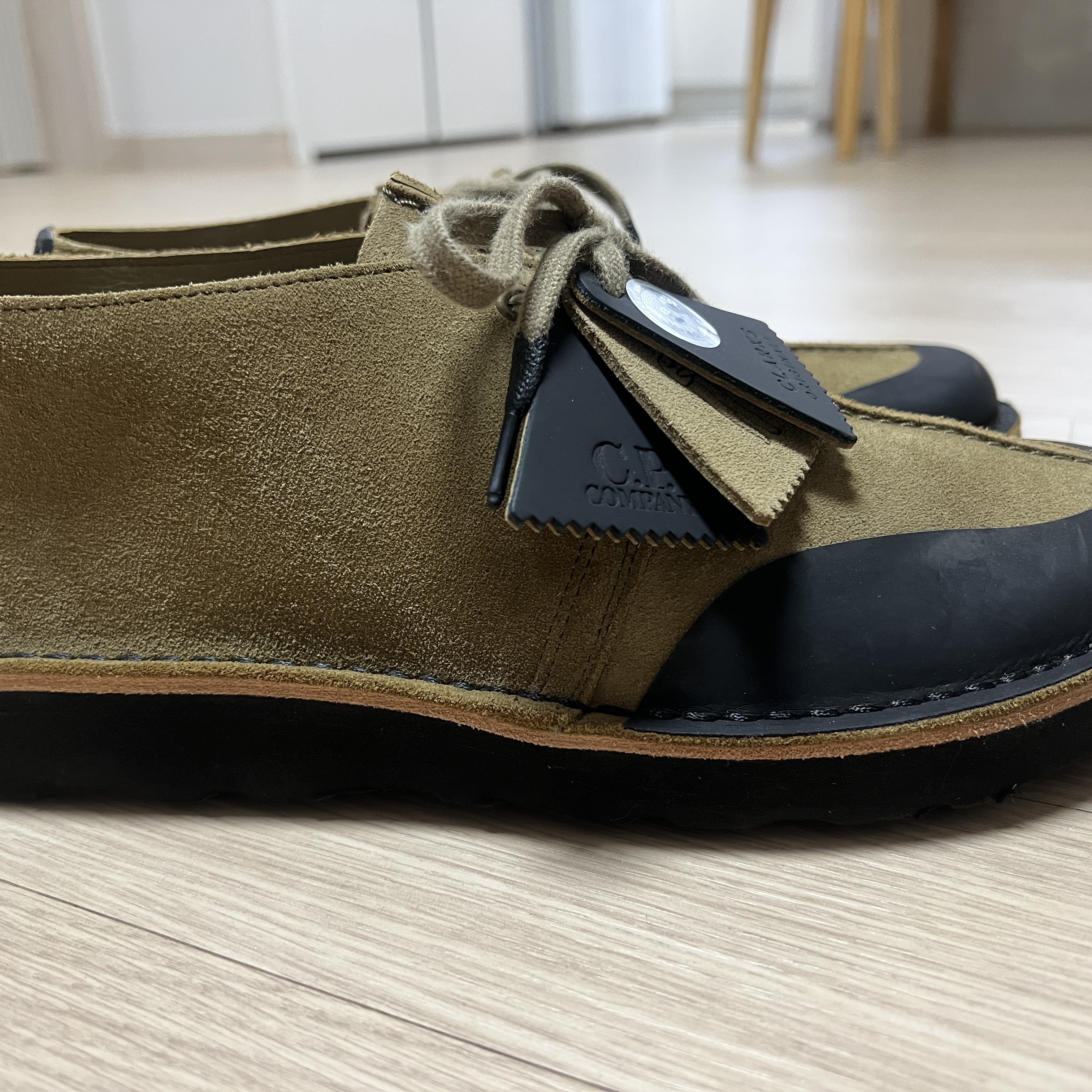 Clarks x C.P. Company Desert Trek Remastered Cornstalk 착용 스타일 - 2