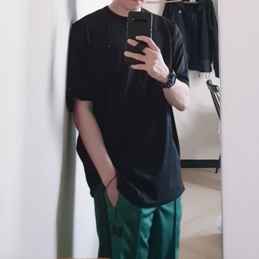 Needles Straight Track Pants Poly Smooth Emerald 착용 스타일