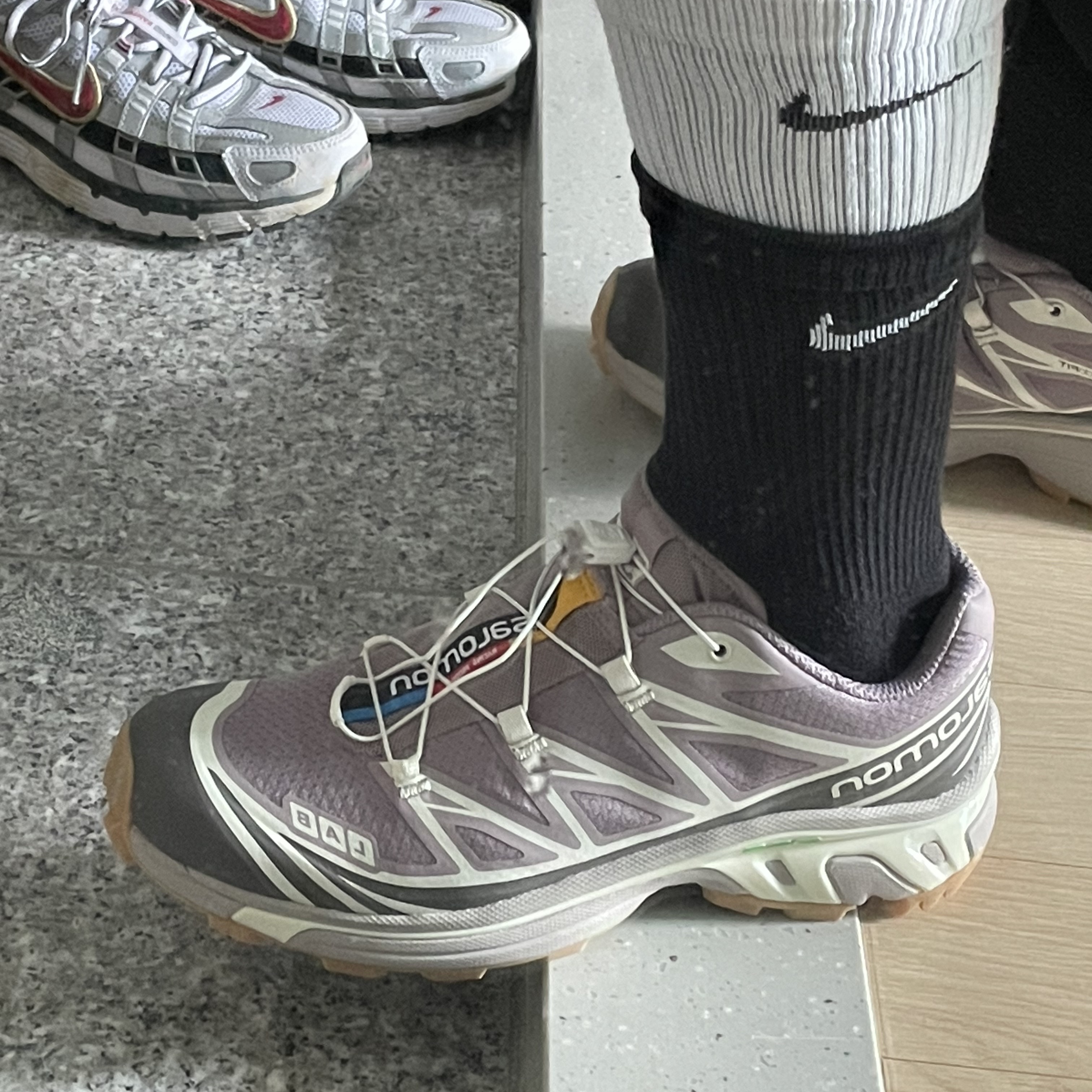 Salomon XT-6 Quail Plum Kitten, (W) Nike P-6000 Metallic Silver Red 착용 스타일