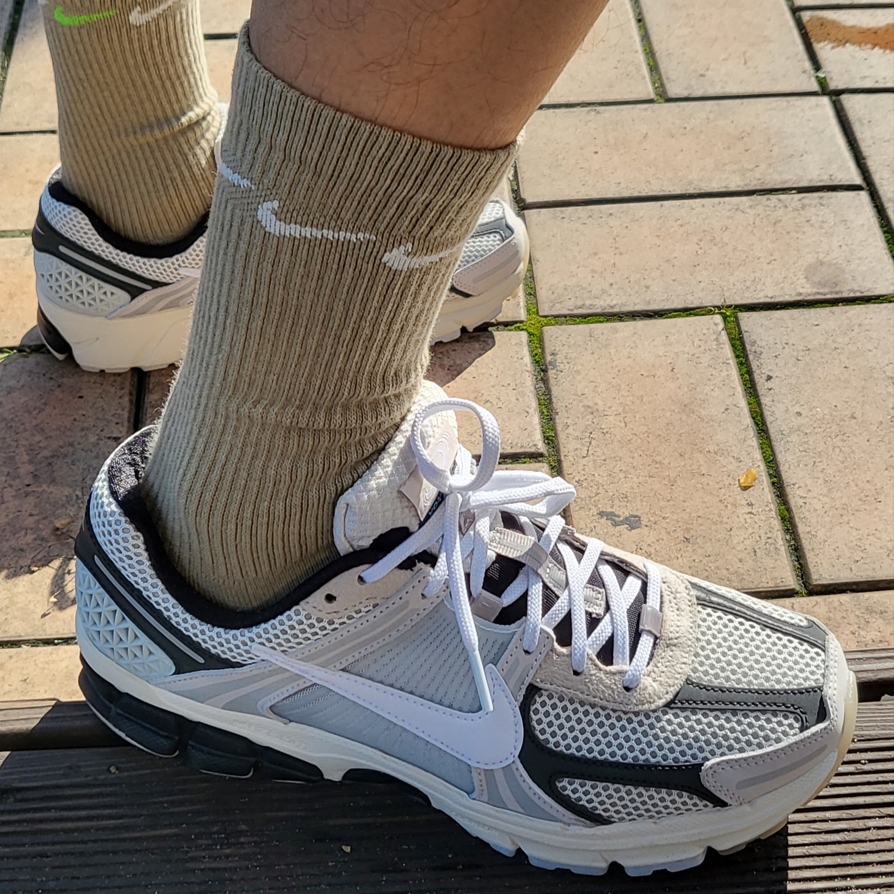 Nike Zoom Vomero 5 Light Bone and Black 착용 스타일 - 1