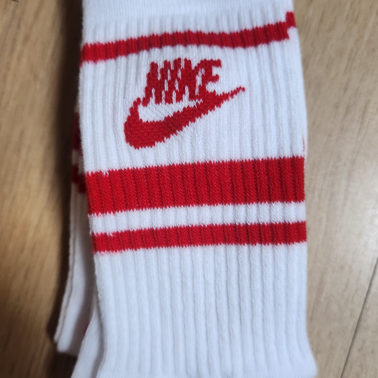 Nike NSW Everyday Essential Crew Socks White University Red (3 Pack/Korean Ver.) 착용 스타일 - 2