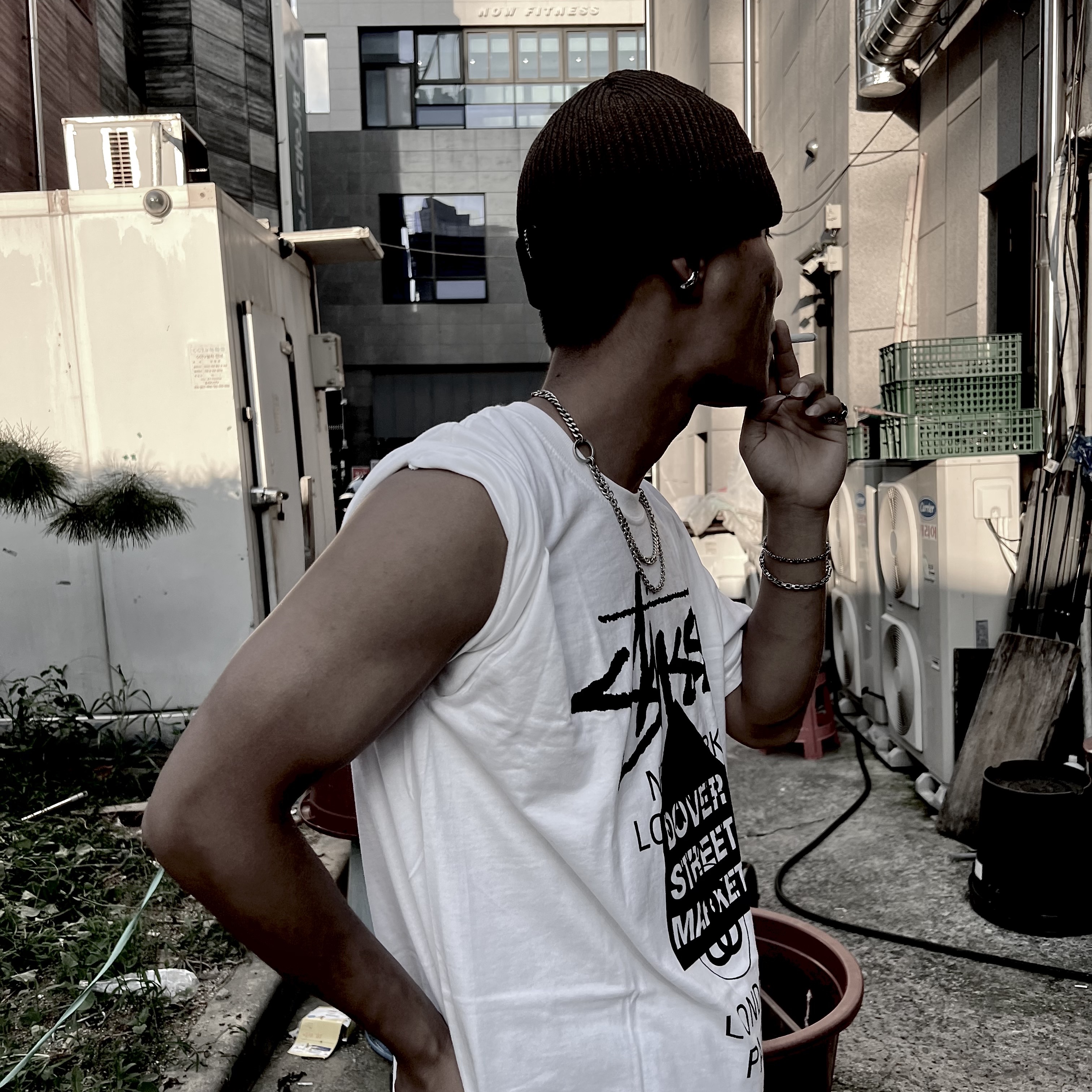 Stussy DSM World Tour T-Shirt White, Yeezy Gap Engineered By Balenciaga Flame Cap Black 착용 스타일 - 2