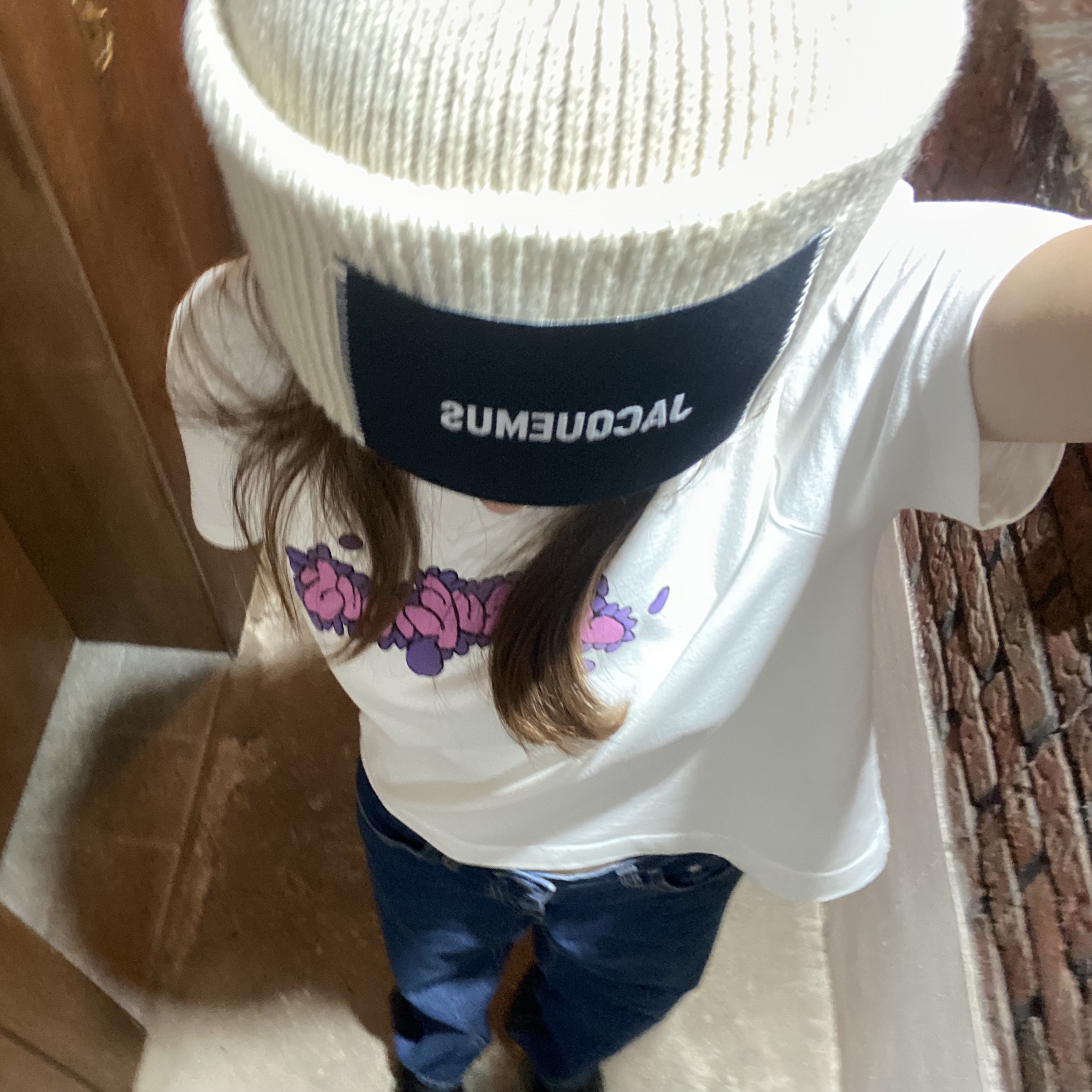 Jacquemus Le bonnet Ribbed Beanie Beige, (W) Jacquemus Le T-shirt Desenho Logo Print Marguerite White 착용 스타일 - 1