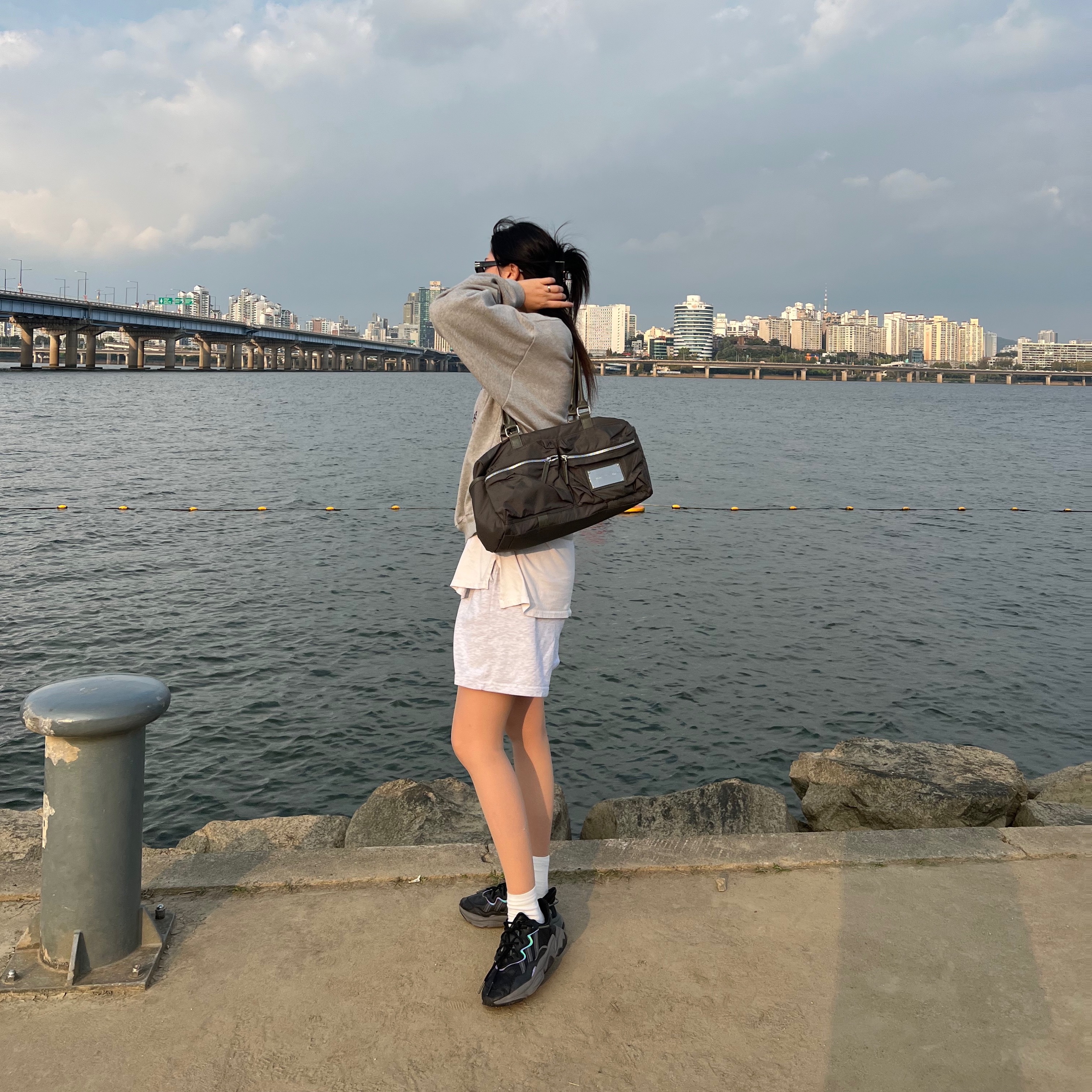 Adidas Ozweego Core Black, Matin Kim Cargo Sporty Tote Bag Khaki 착용 스타일 - 1