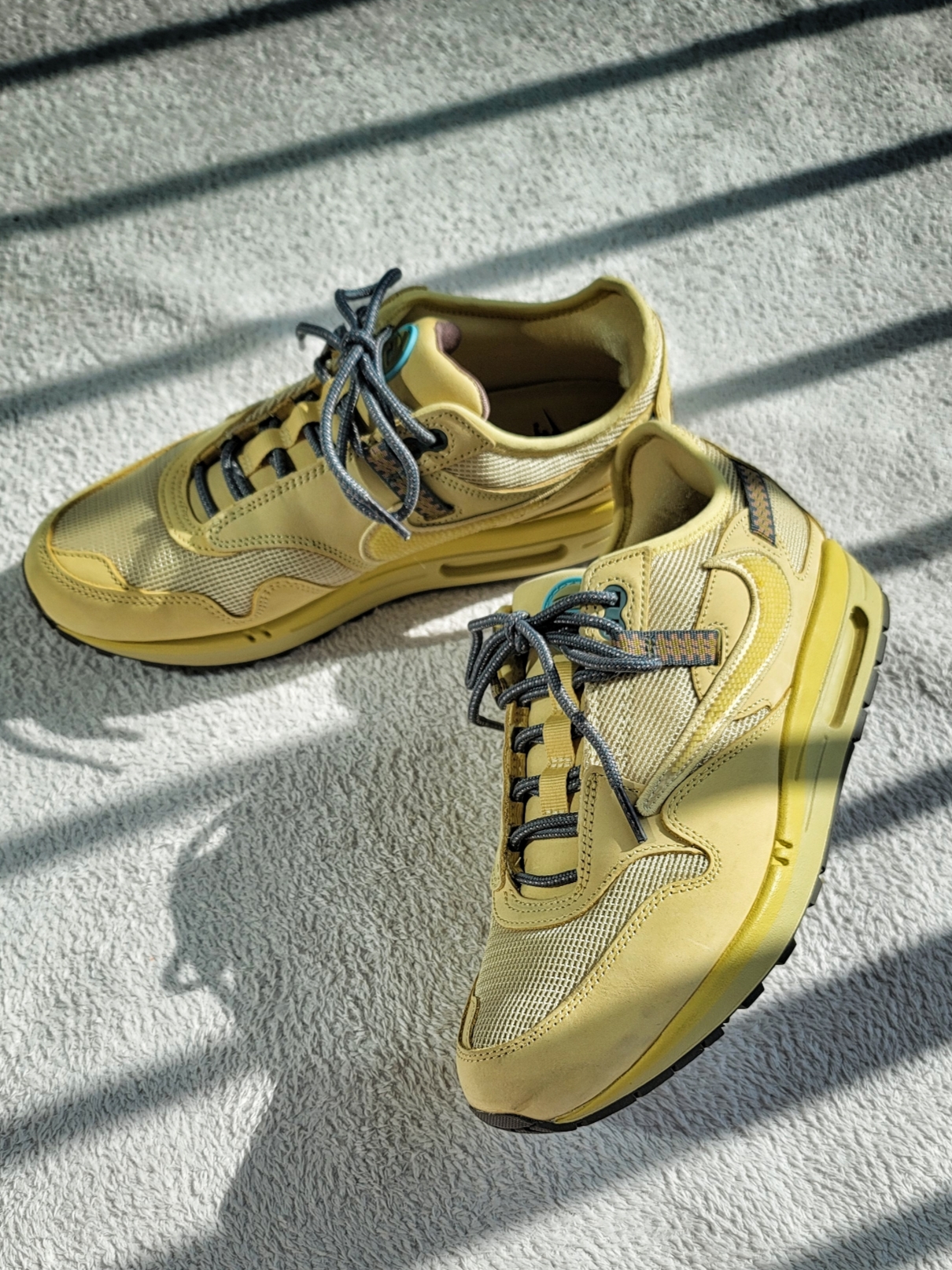 Nike x Travis Scott Air Max 1 Cact.us Gold 착용 스타일 - 1
