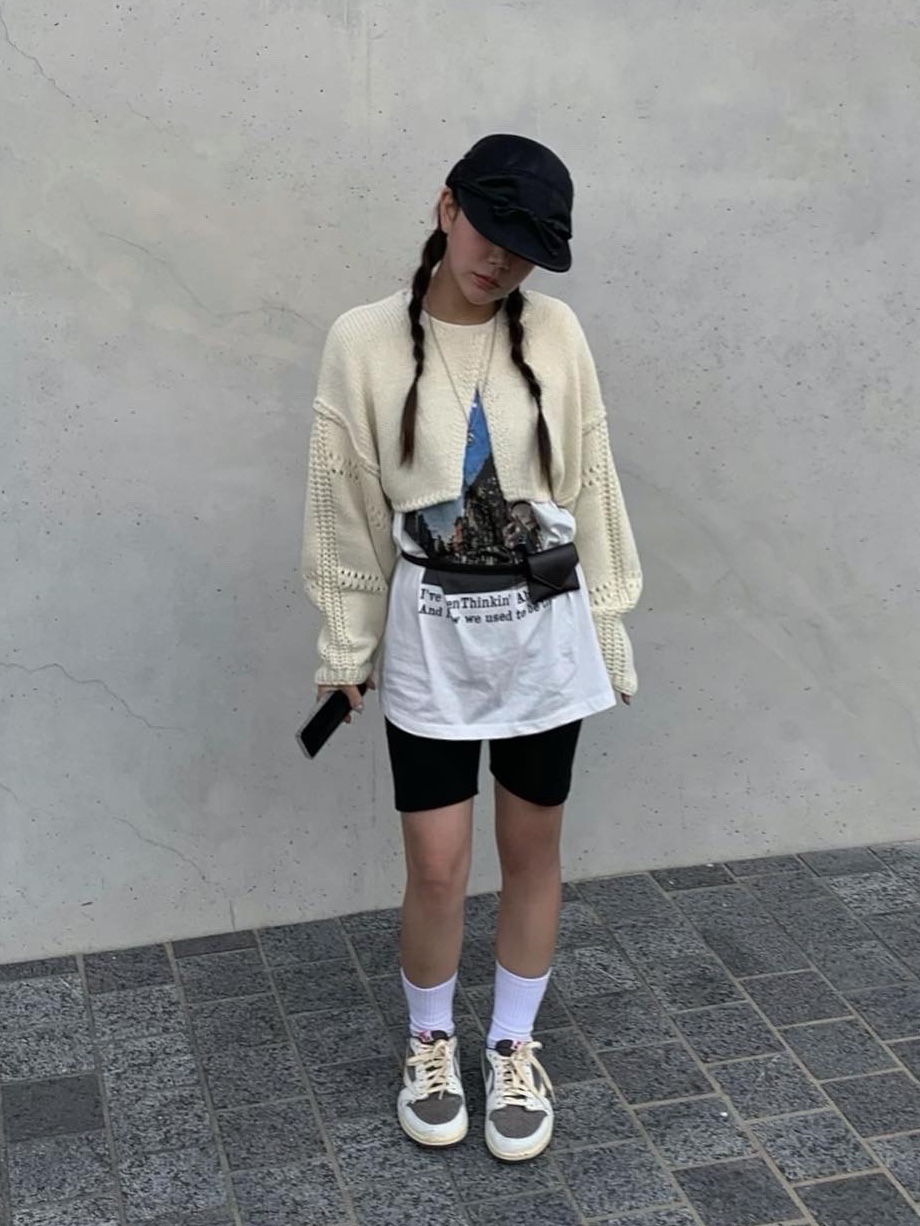 Jordan 1 x Travis Scott Retro Low OG SP Sail and Ridgerock, YOUCHE QS Duck Cap Black 착용 스타일 - 1